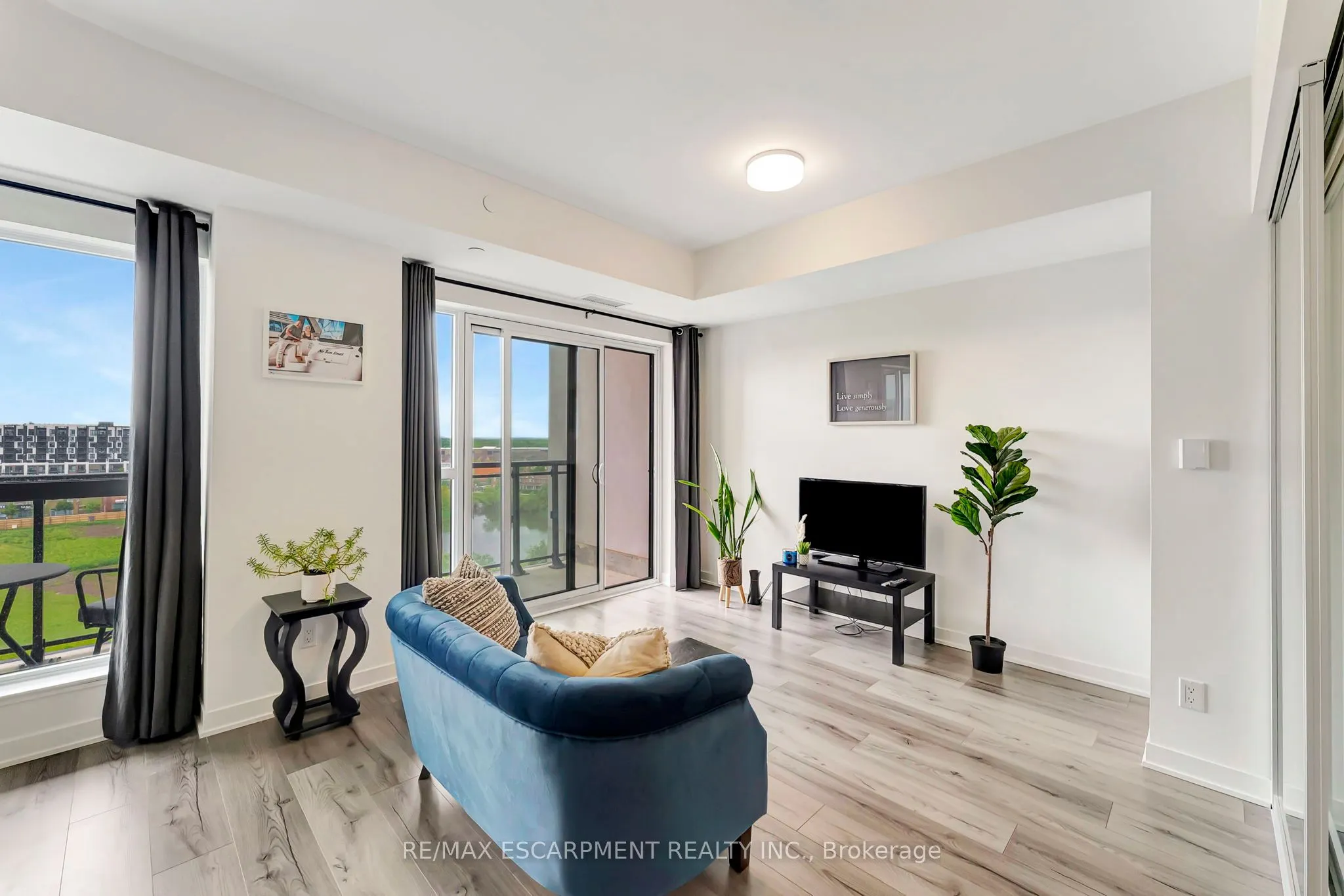 405 Dundas Street W, #702