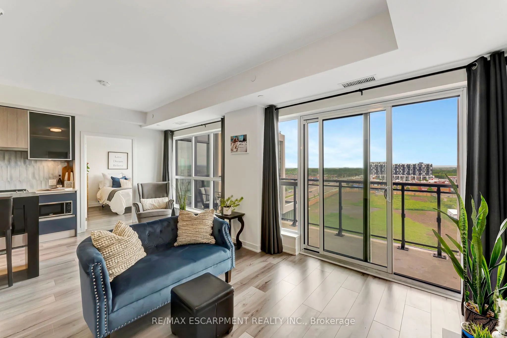 405 Dundas Street W, #702