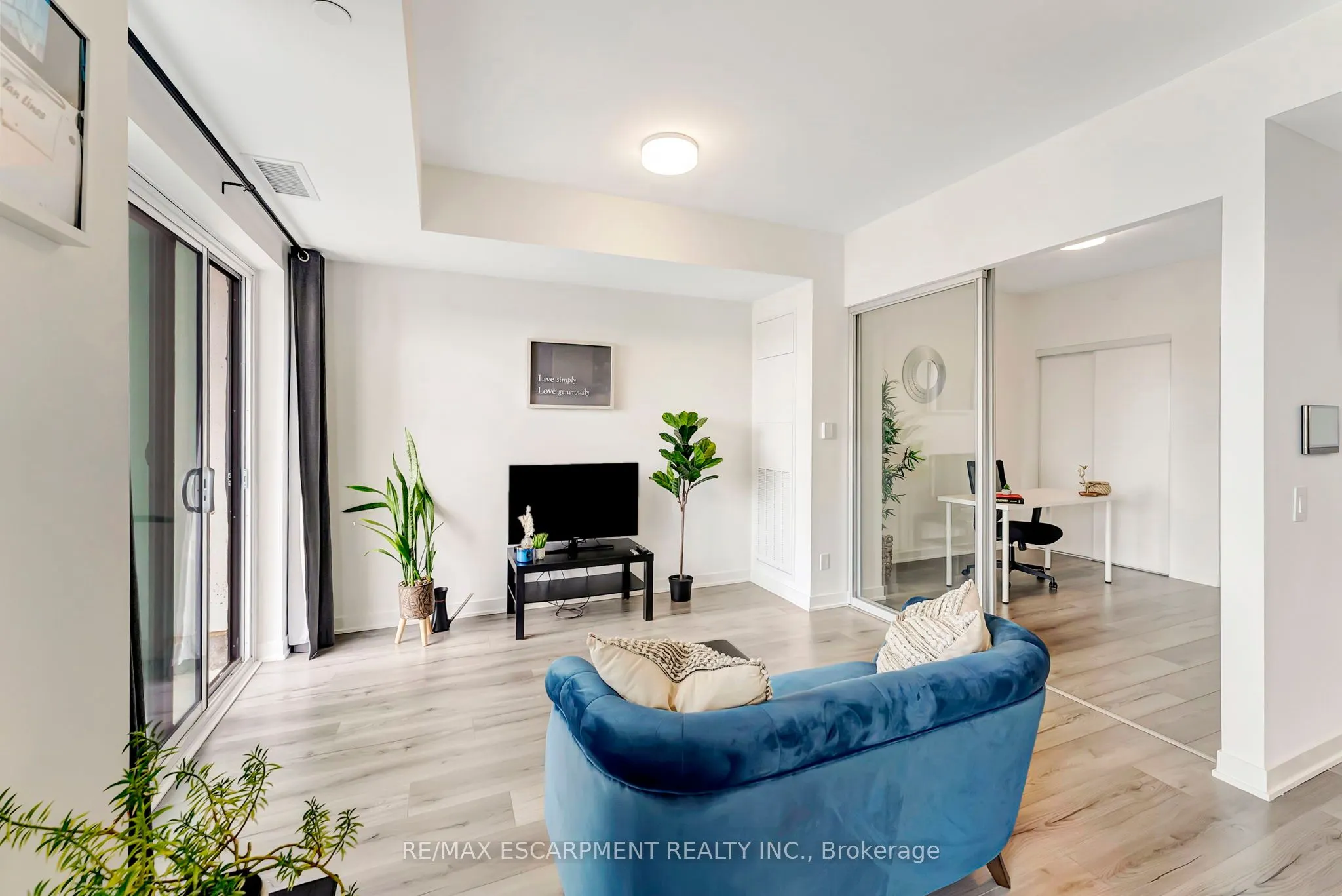 405 Dundas Street W, #702