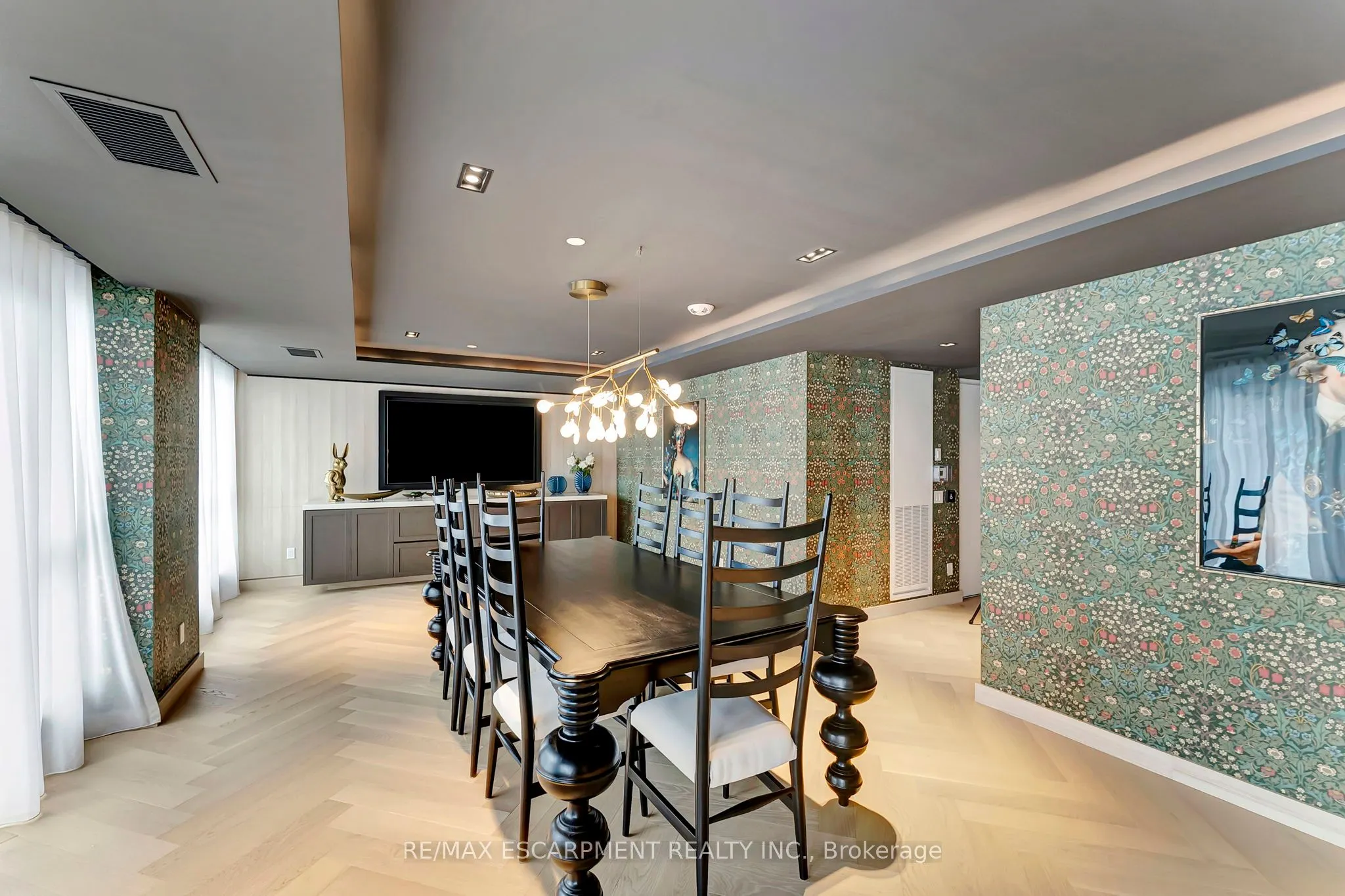 405 Dundas Street W, #702