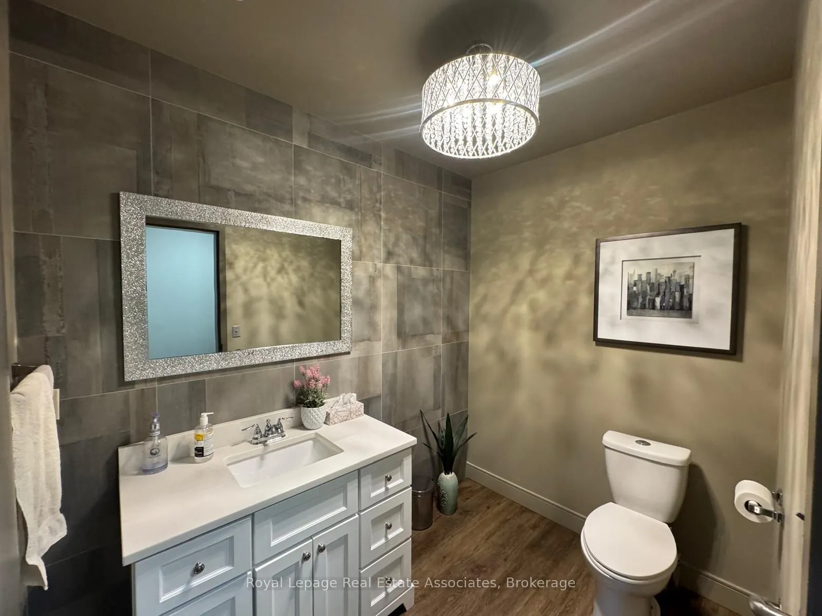 264 Lakeshore Road E