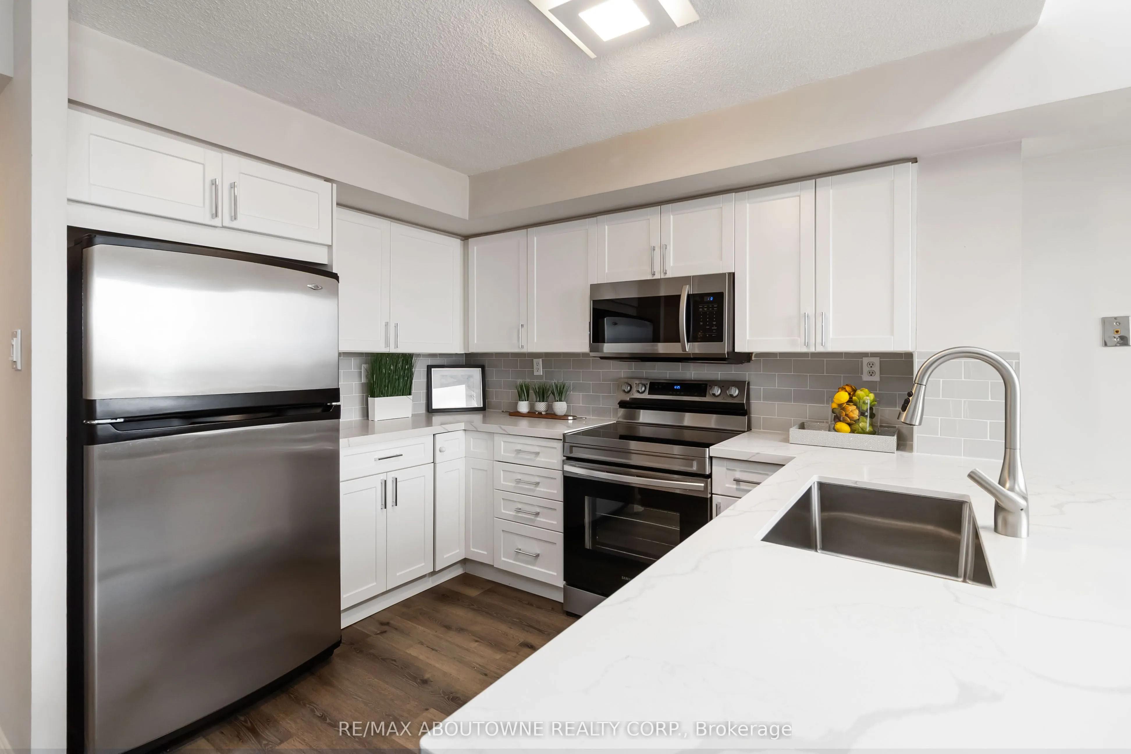 221 Robinson Street, #403
