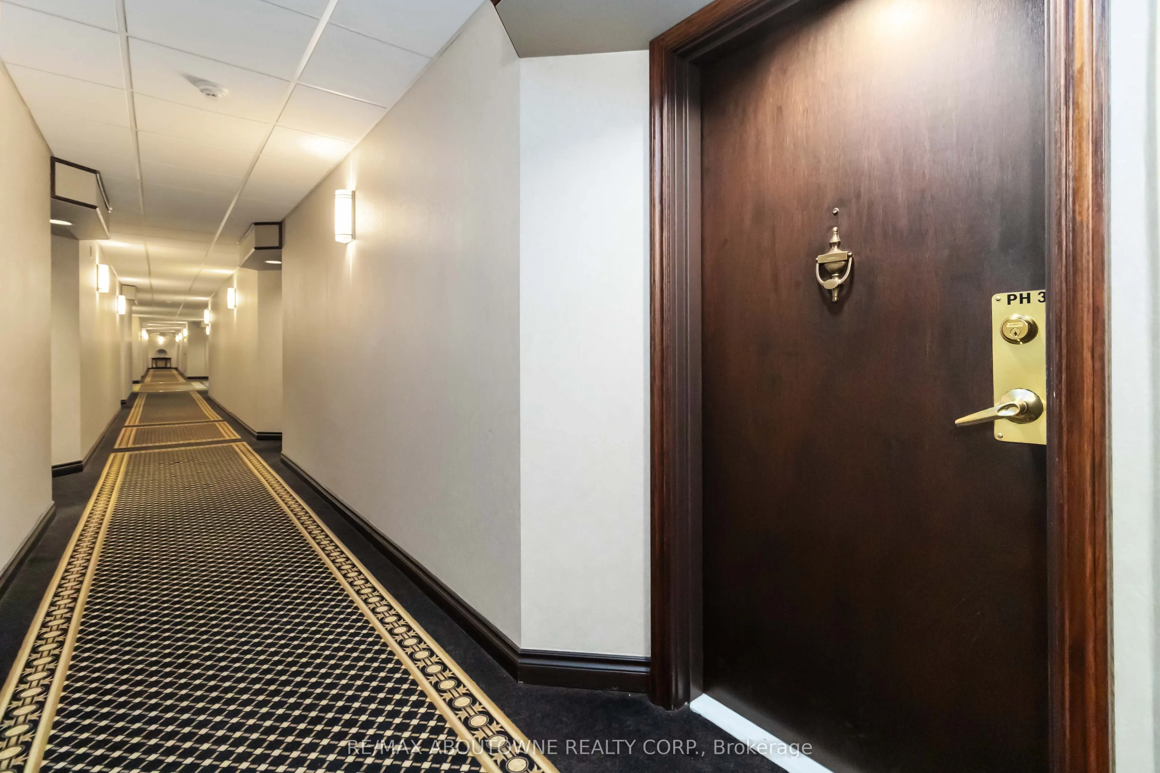 221 Robinson Street, #403