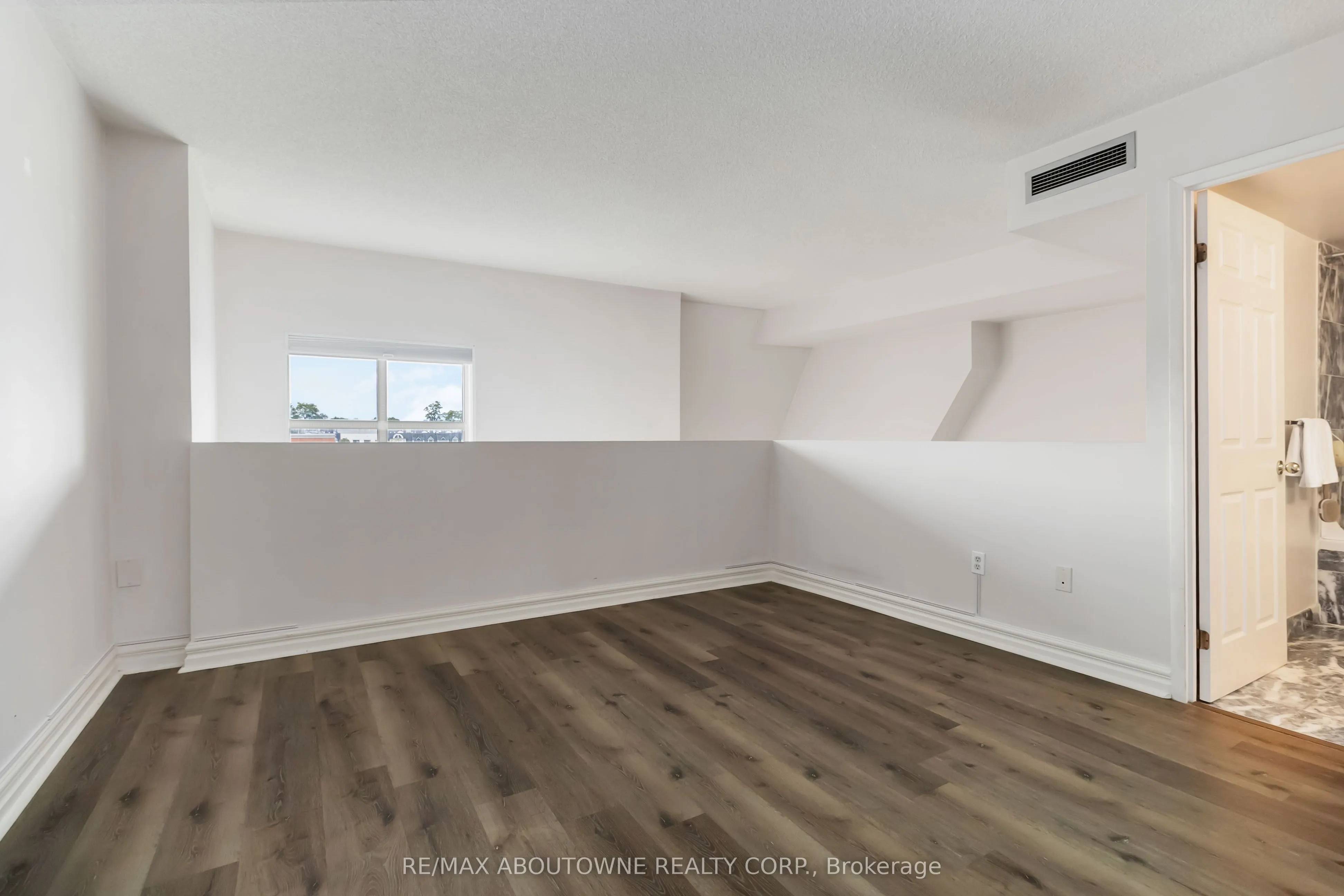 221 Robinson Street, #403