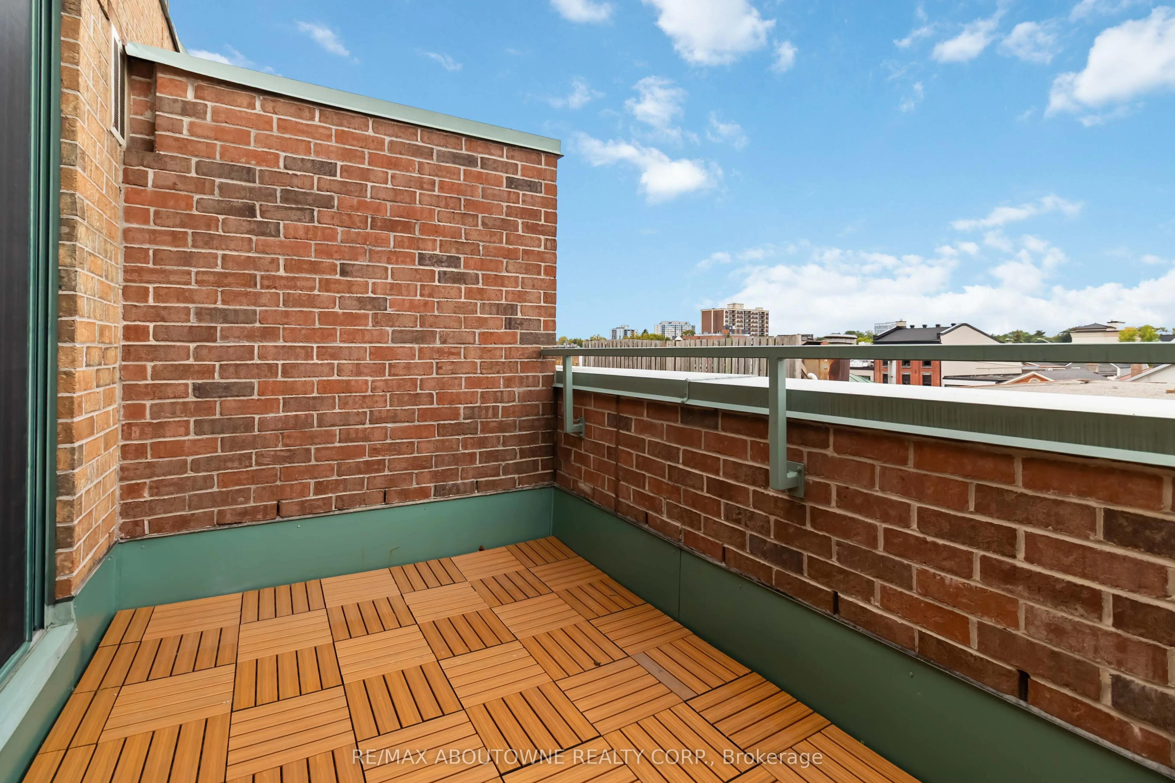 221 Robinson Street, #403