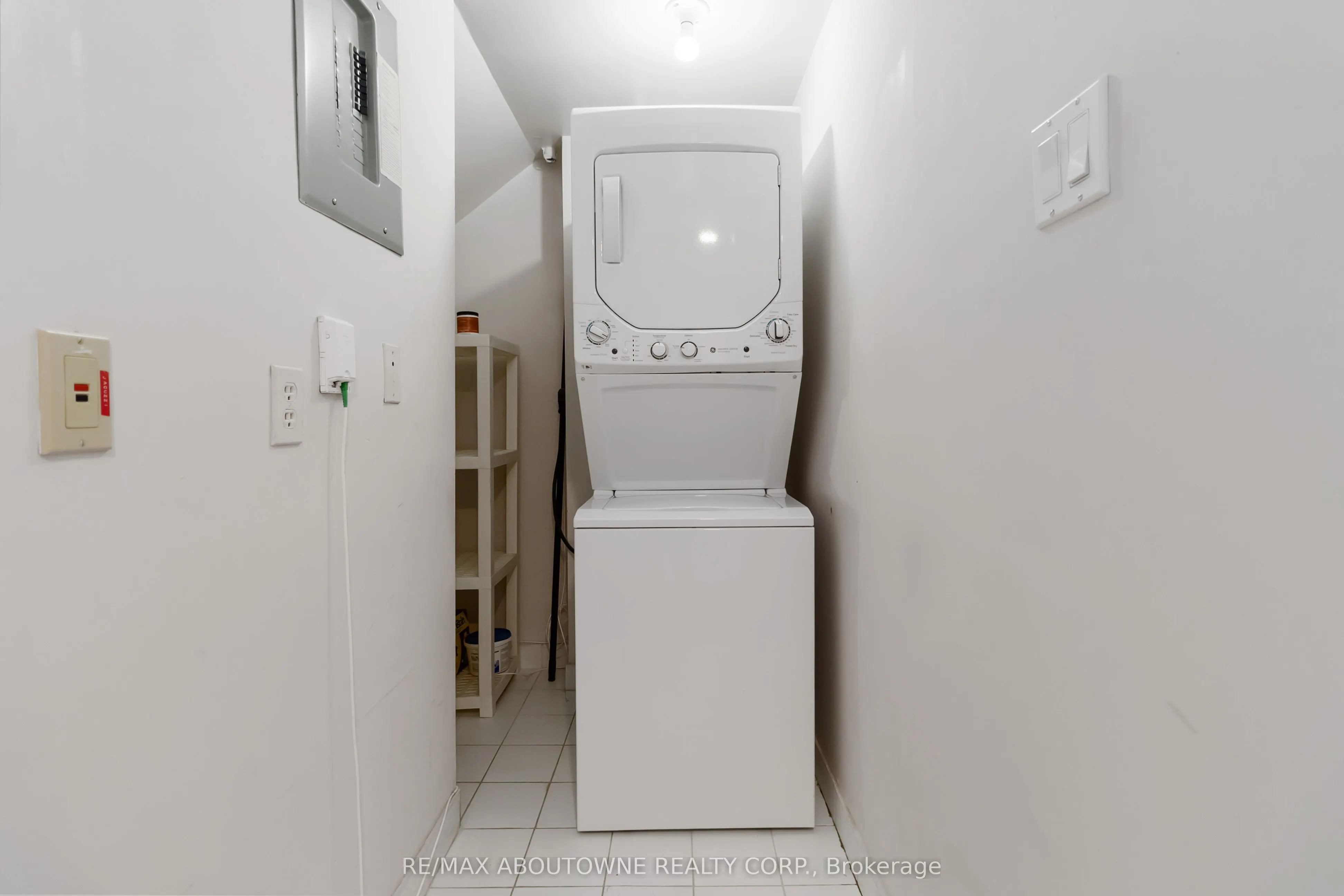 221 Robinson Street, #403