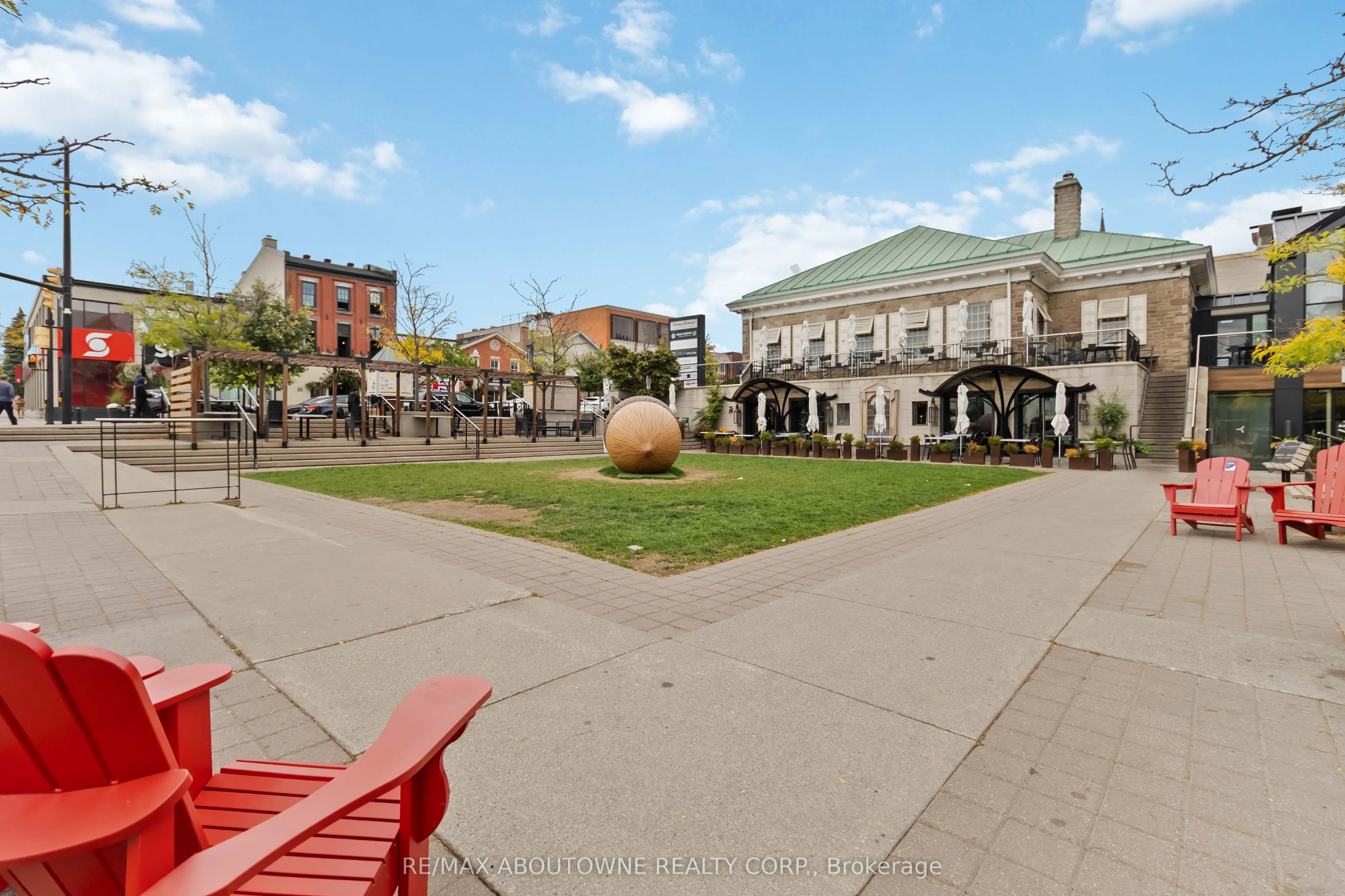 221 Robinson Street, #403