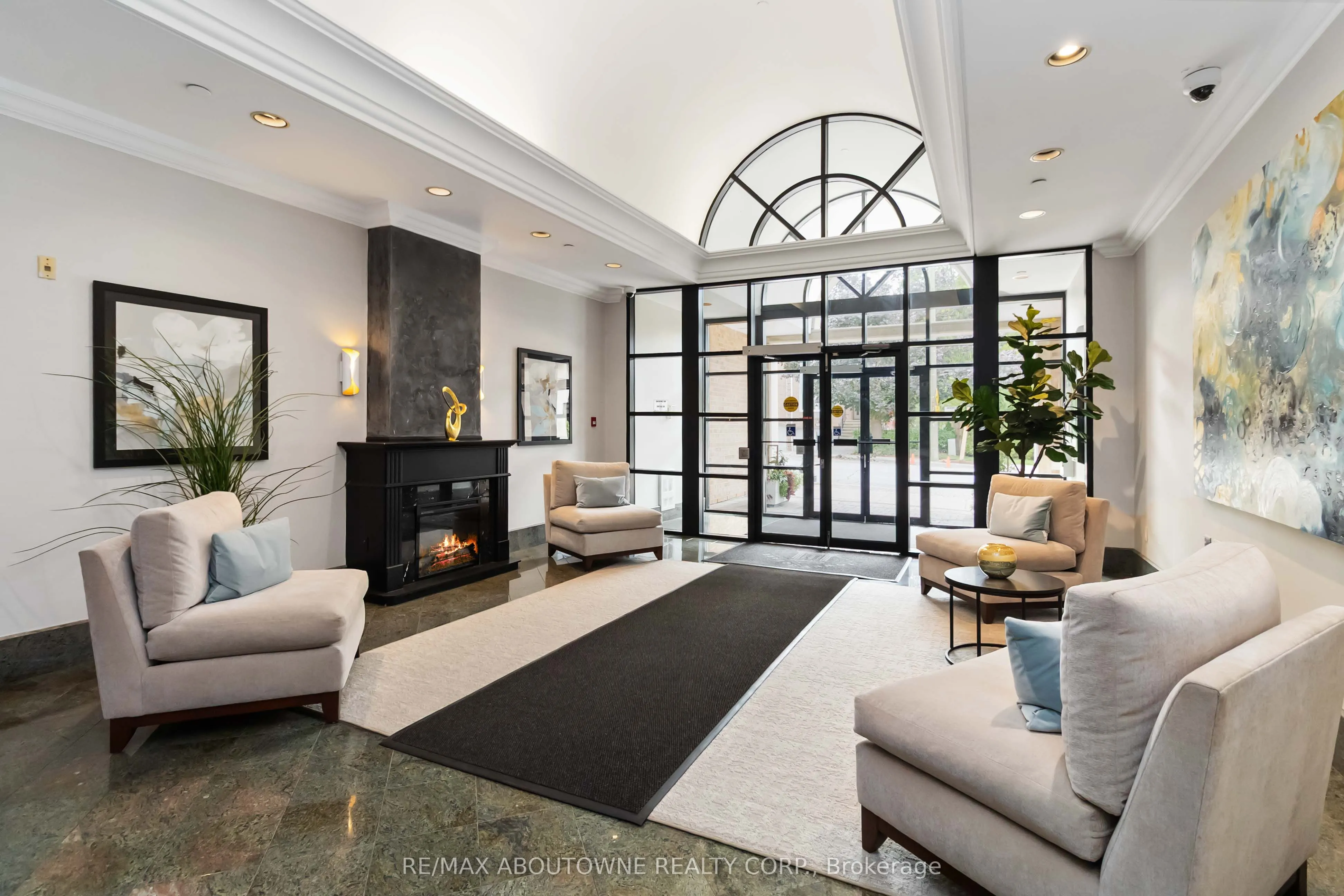 221 Robinson Street, #403