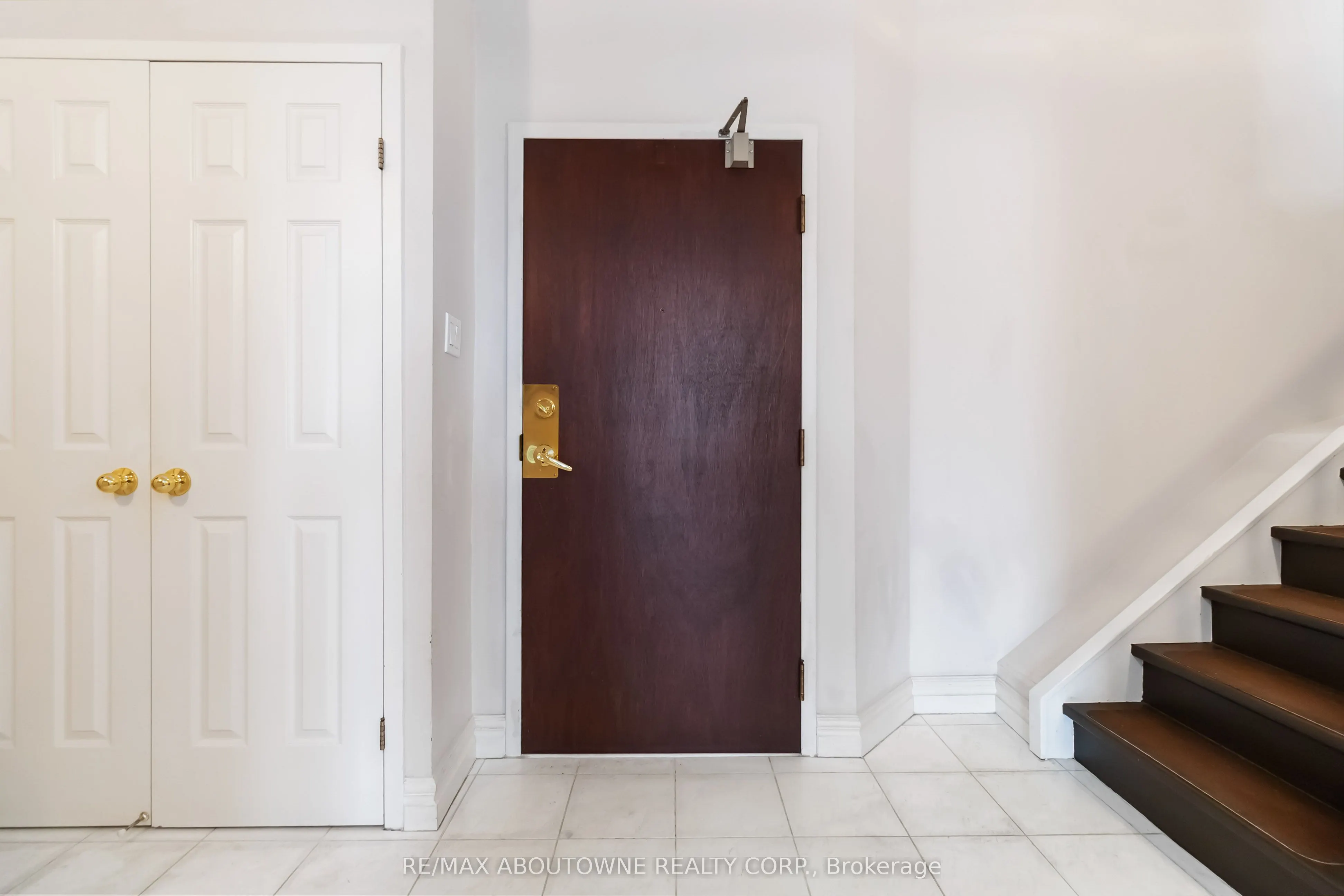 221 Robinson Street, #403