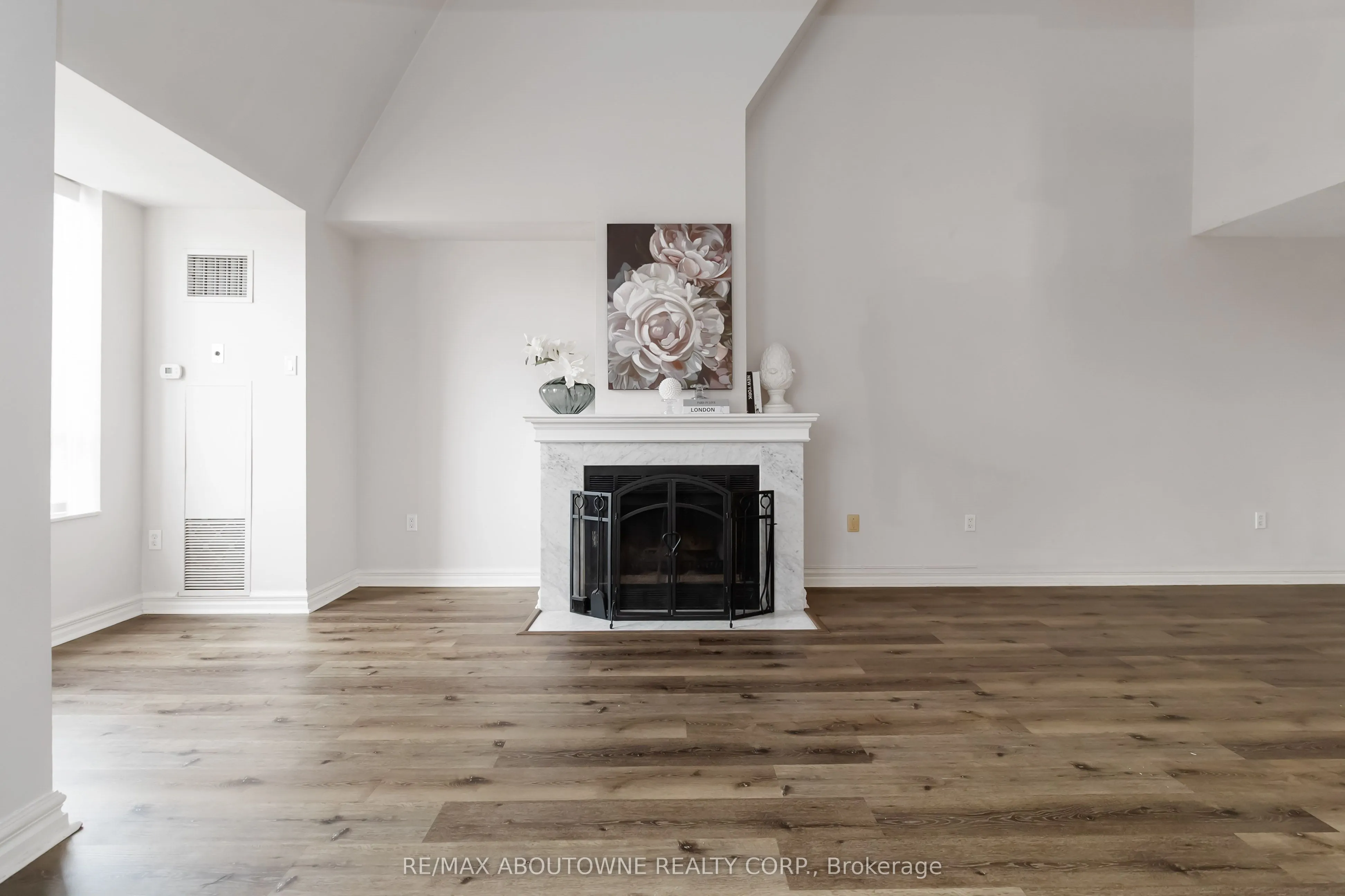 221 Robinson Street, #403