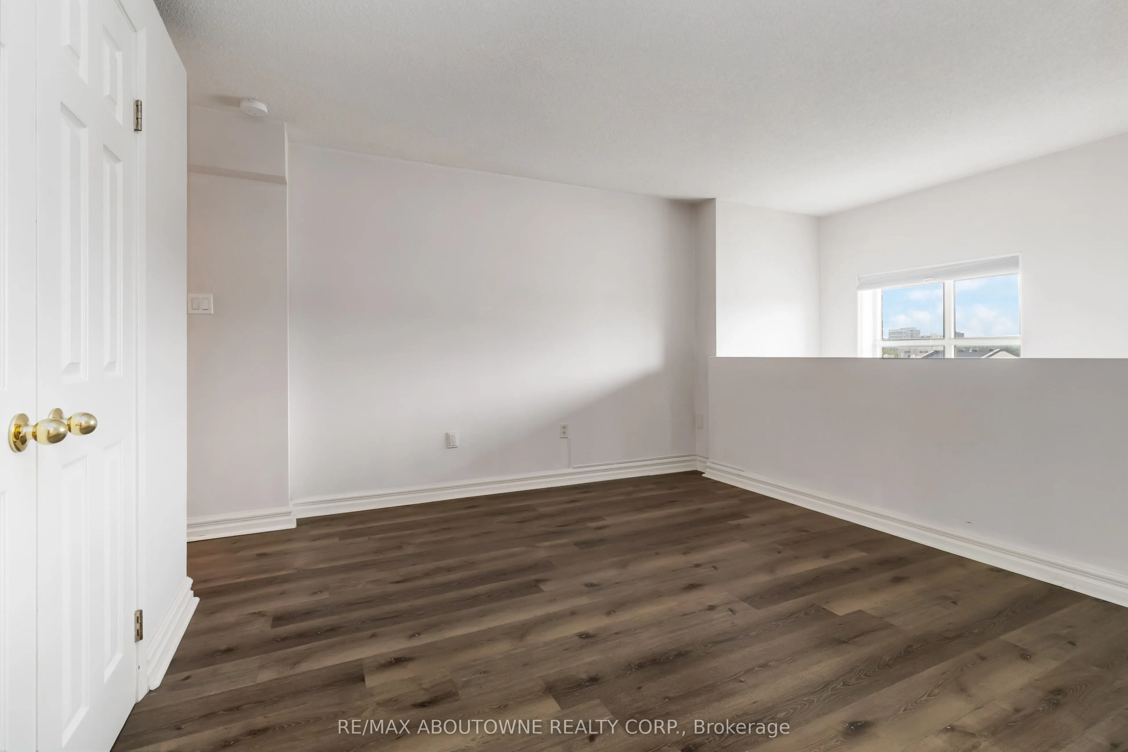 221 Robinson Street, #403