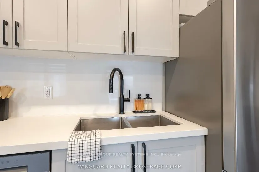 6 Bicknell Avenue W, #11