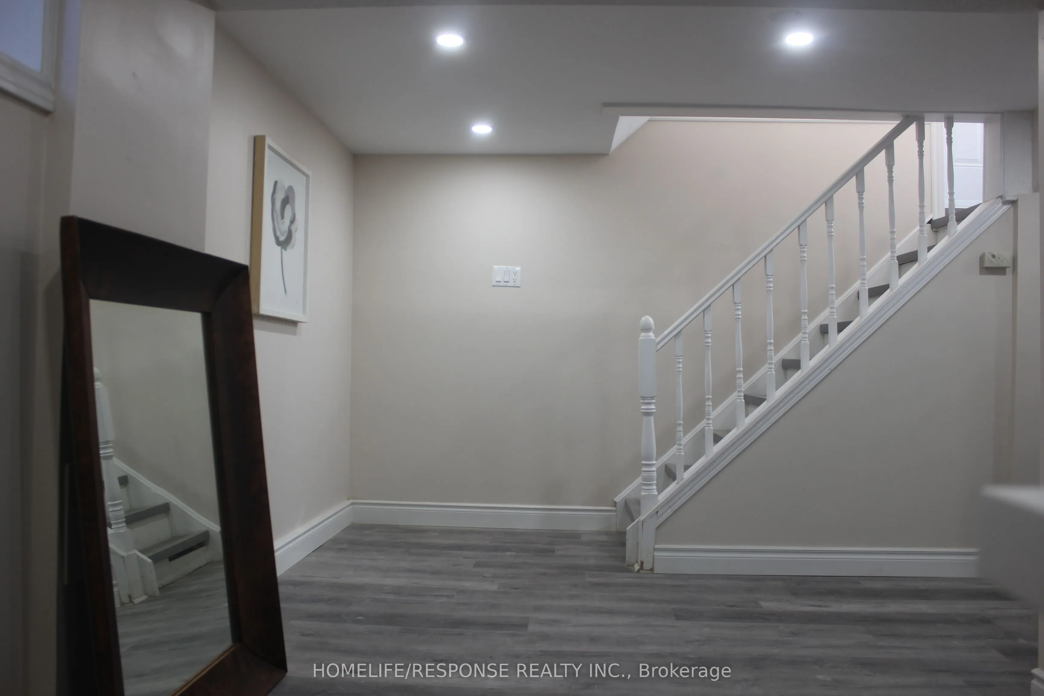 54 Gladstone Square, #LOWER