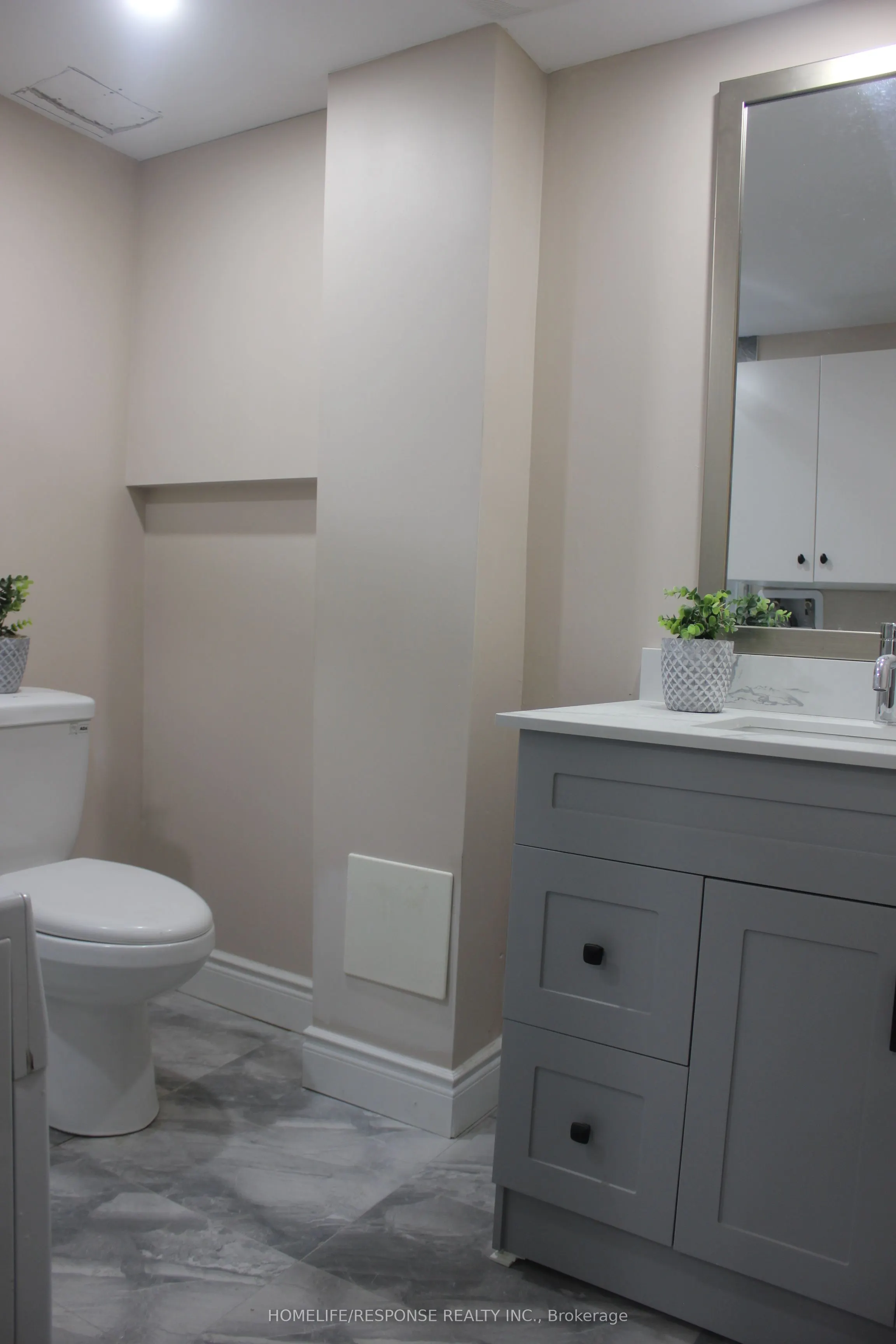 54 Gladstone Square, #LOWER