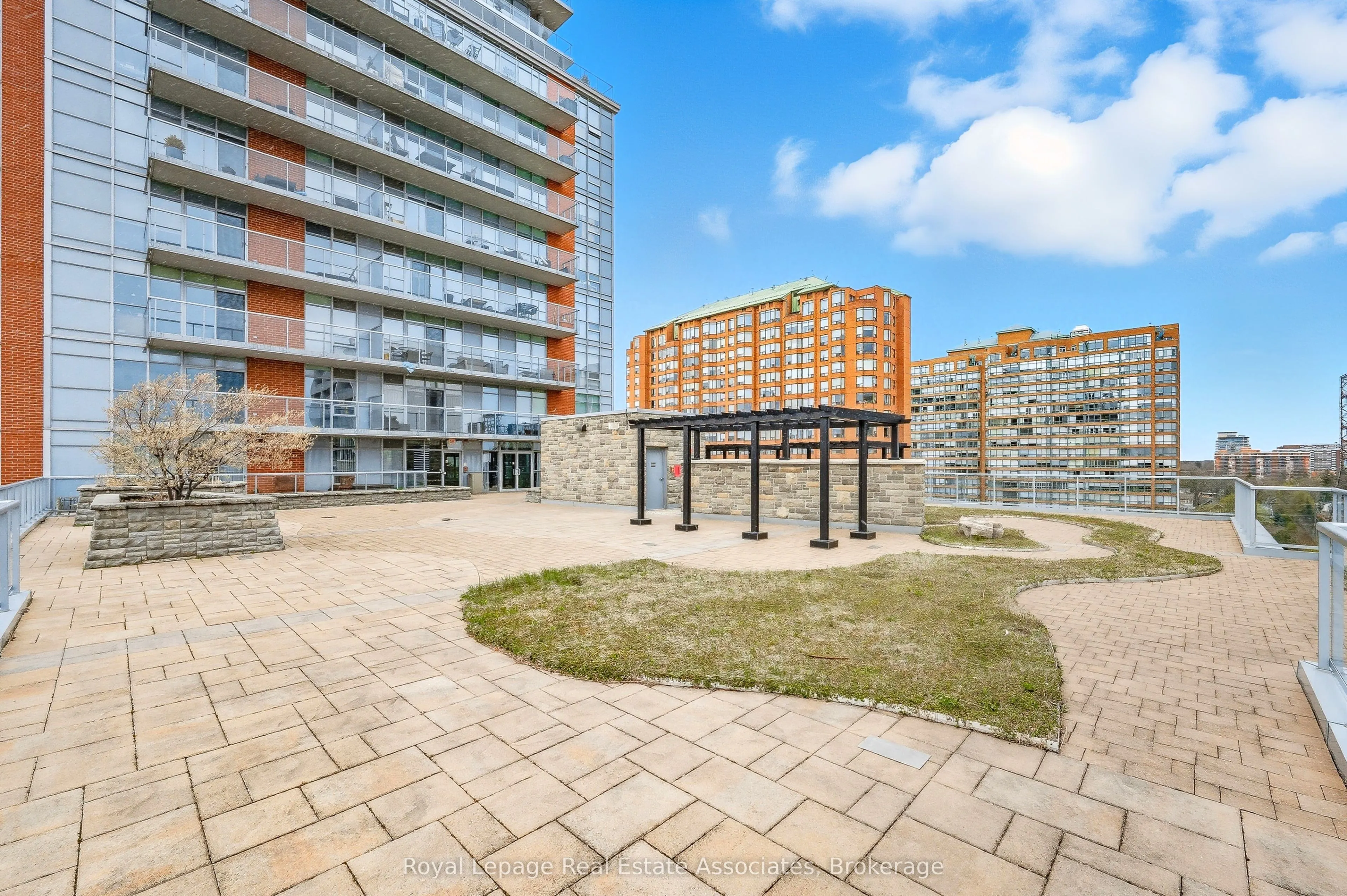 551 Maple Avenue, #1407