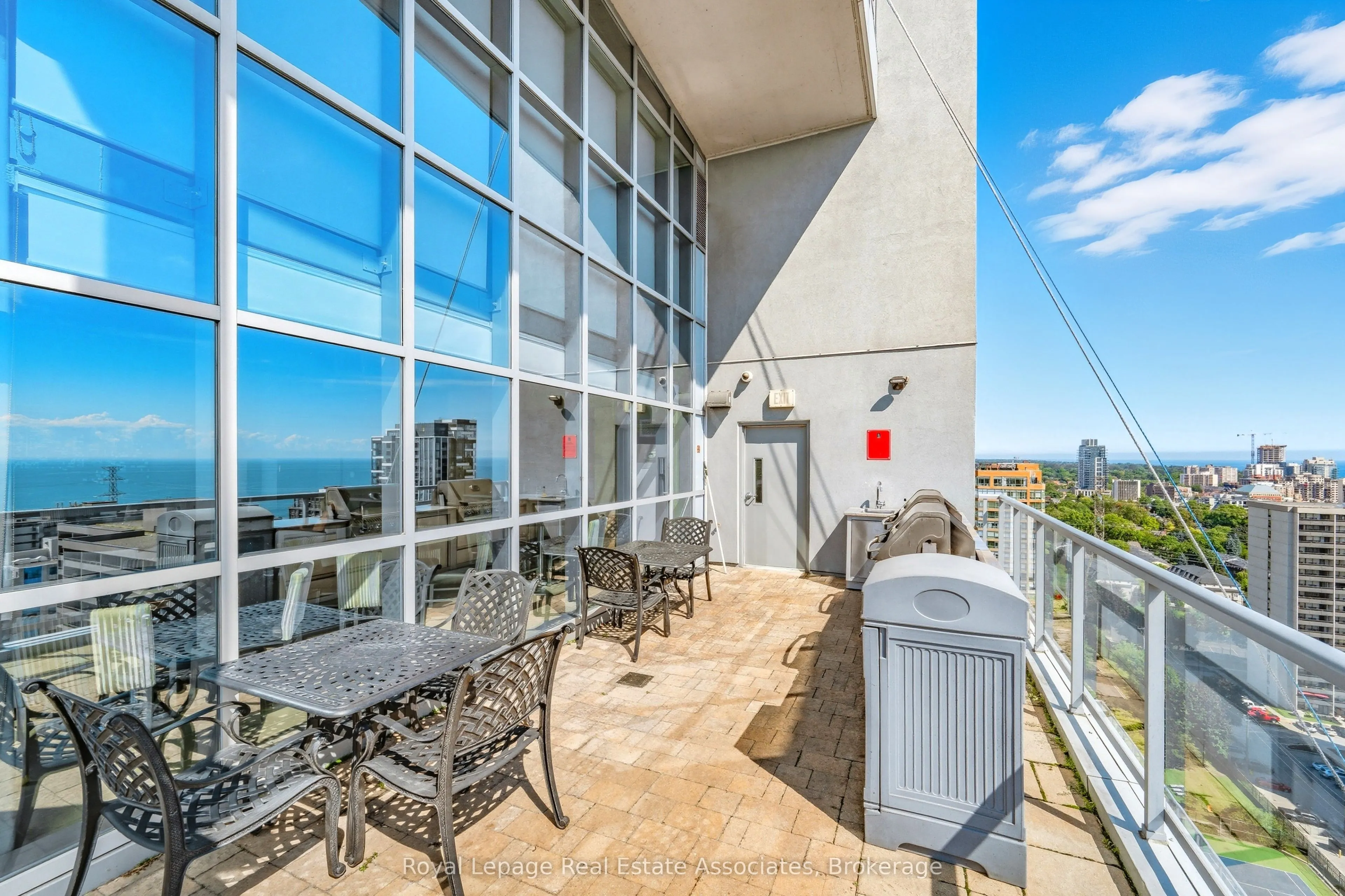 551 Maple Avenue, #1407