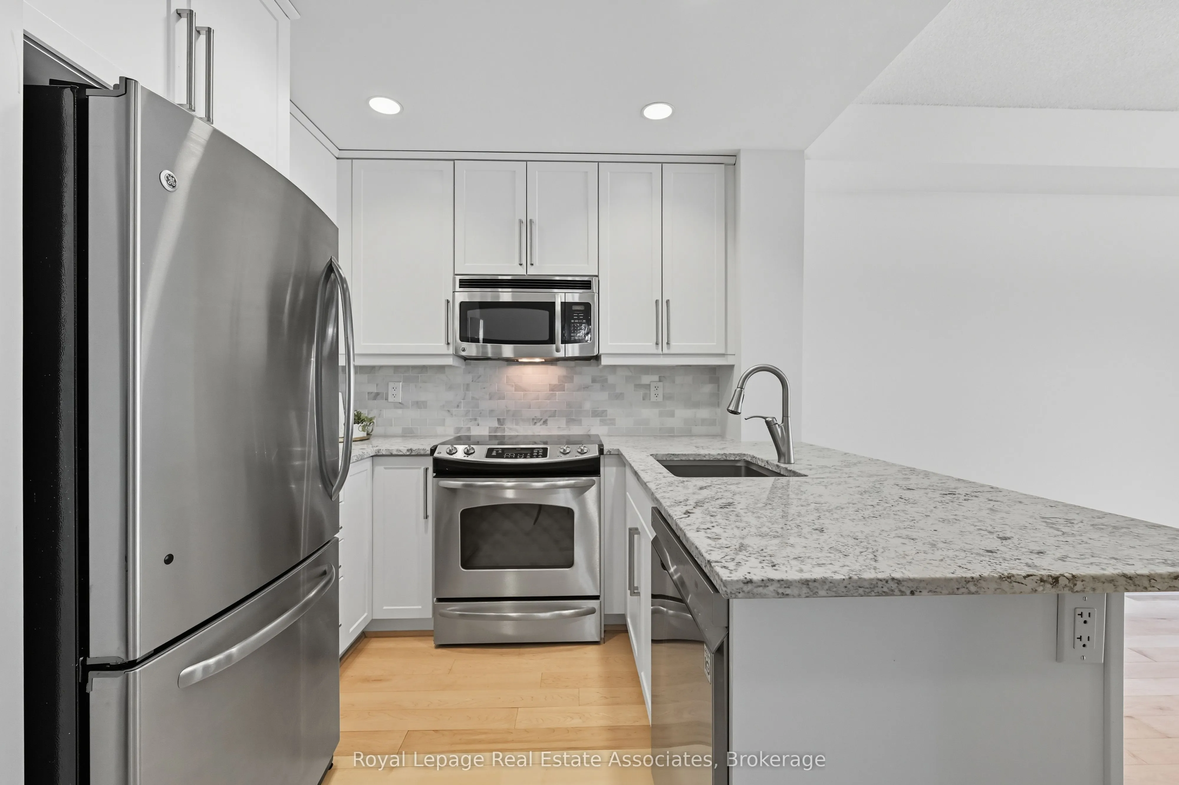 551 Maple Avenue, #1407