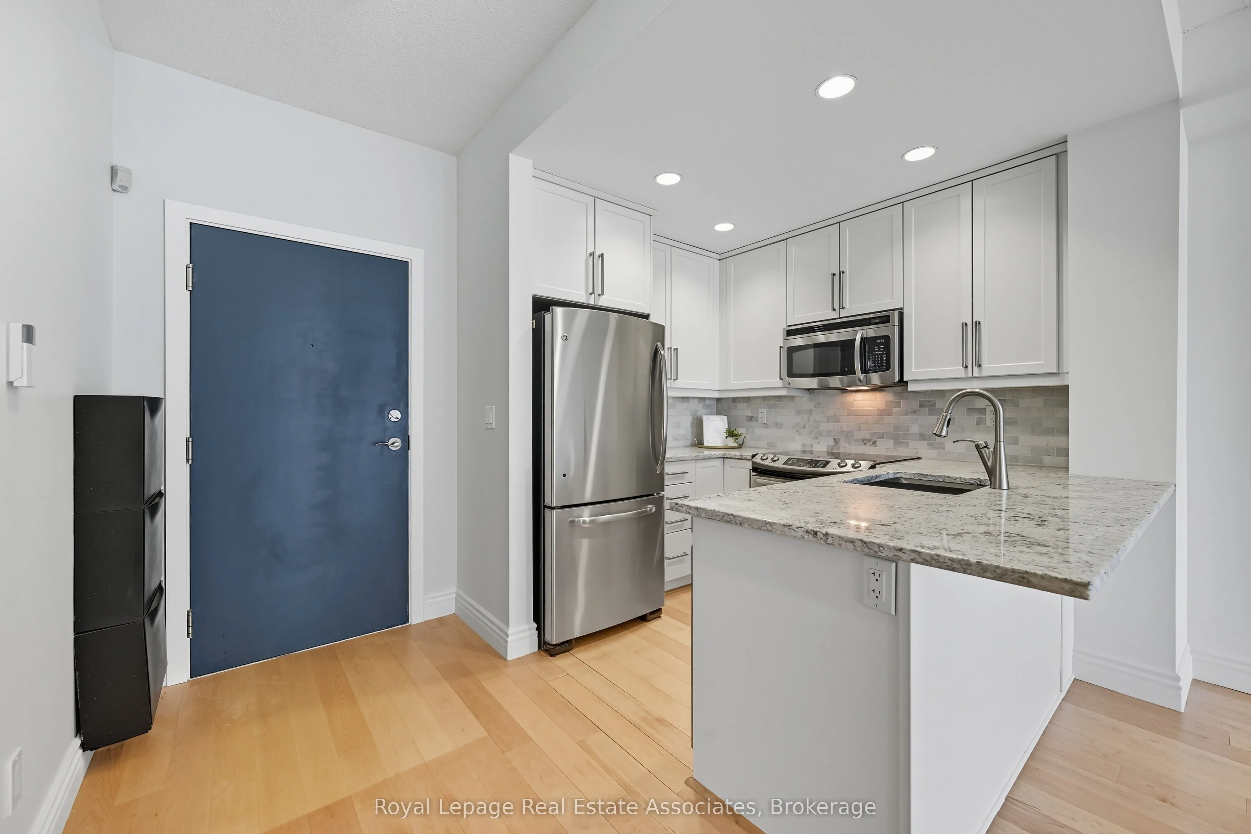 551 Maple Avenue, #1407
