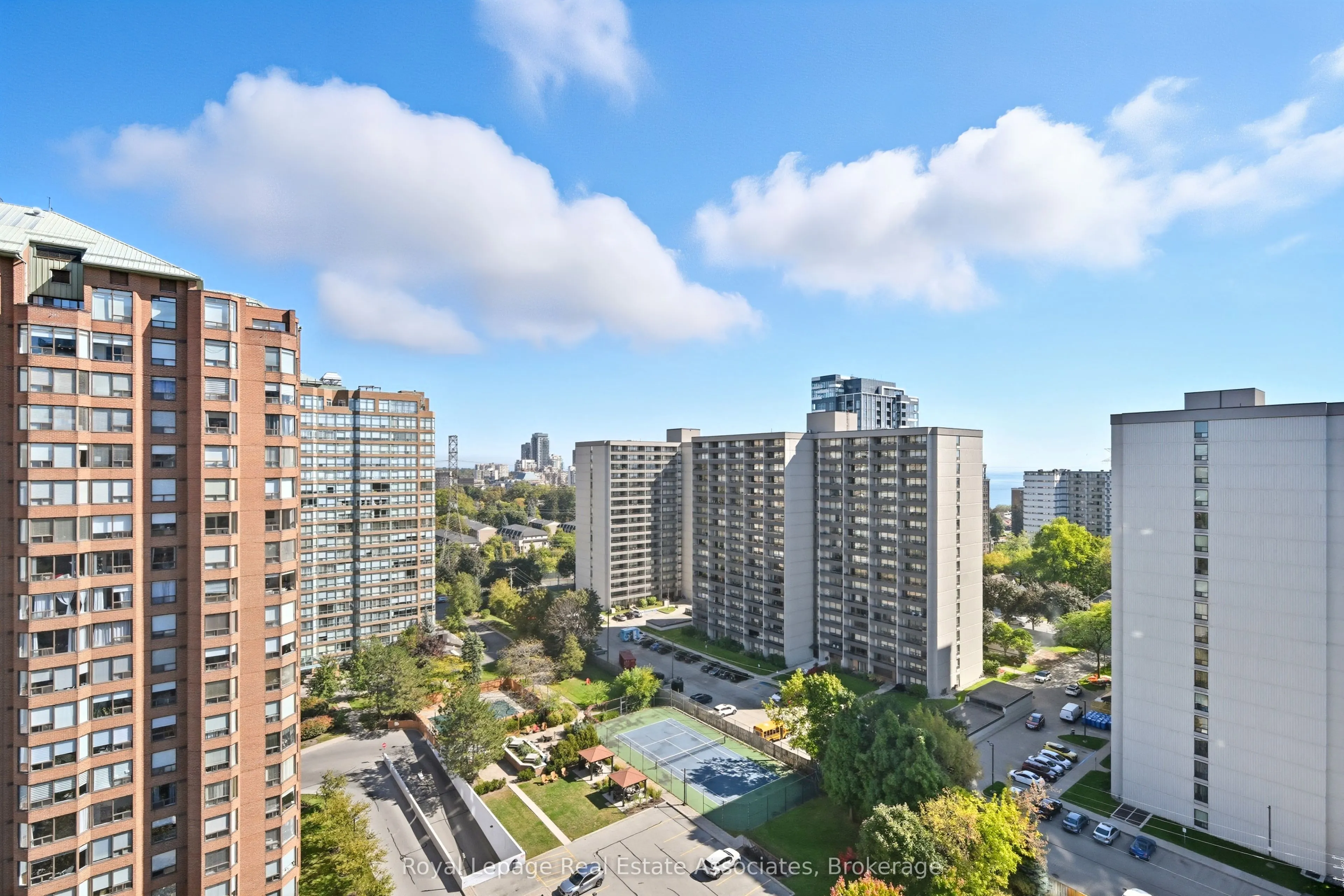 551 Maple Avenue, #1407