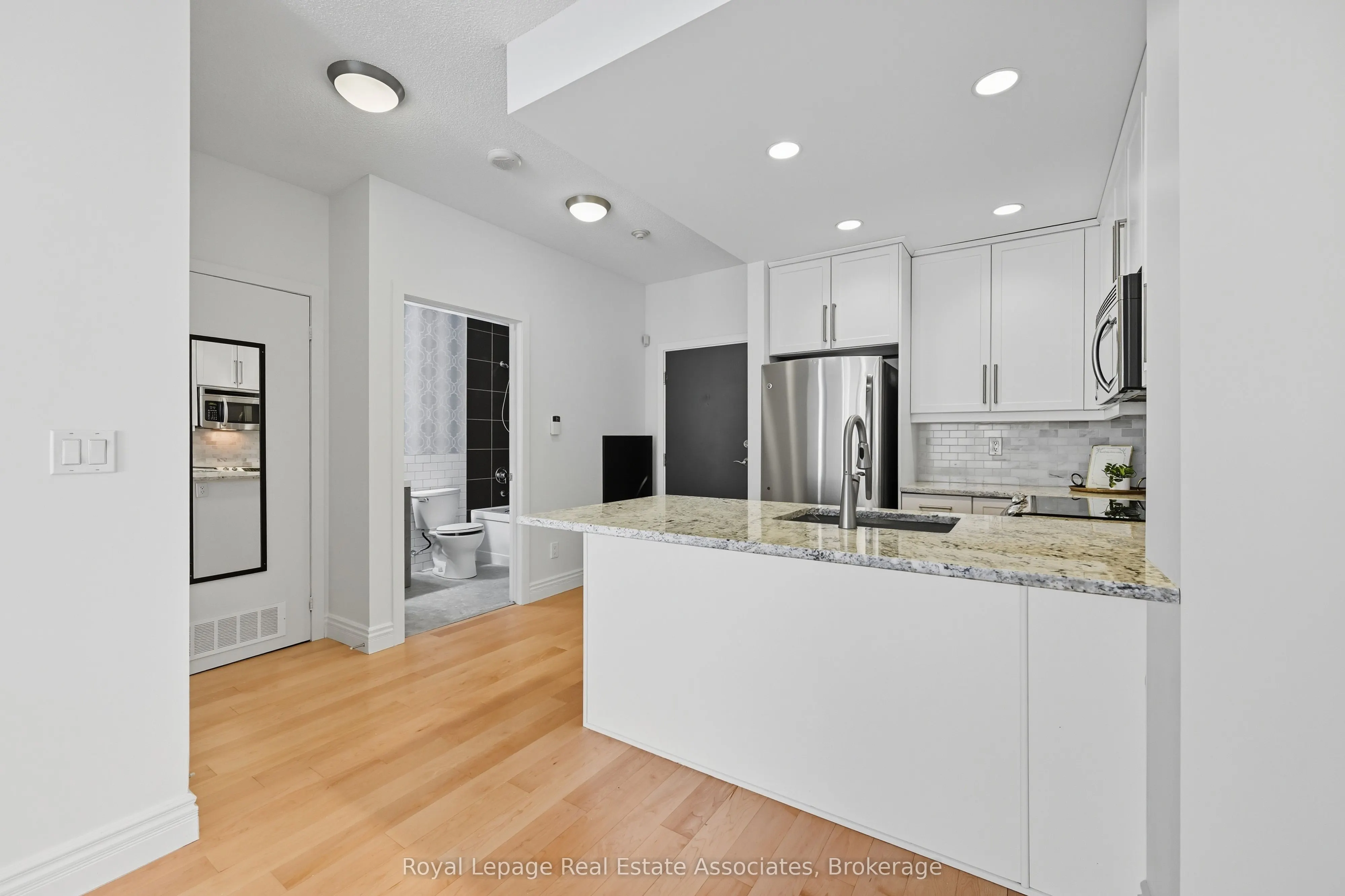 551 Maple Avenue, #1407