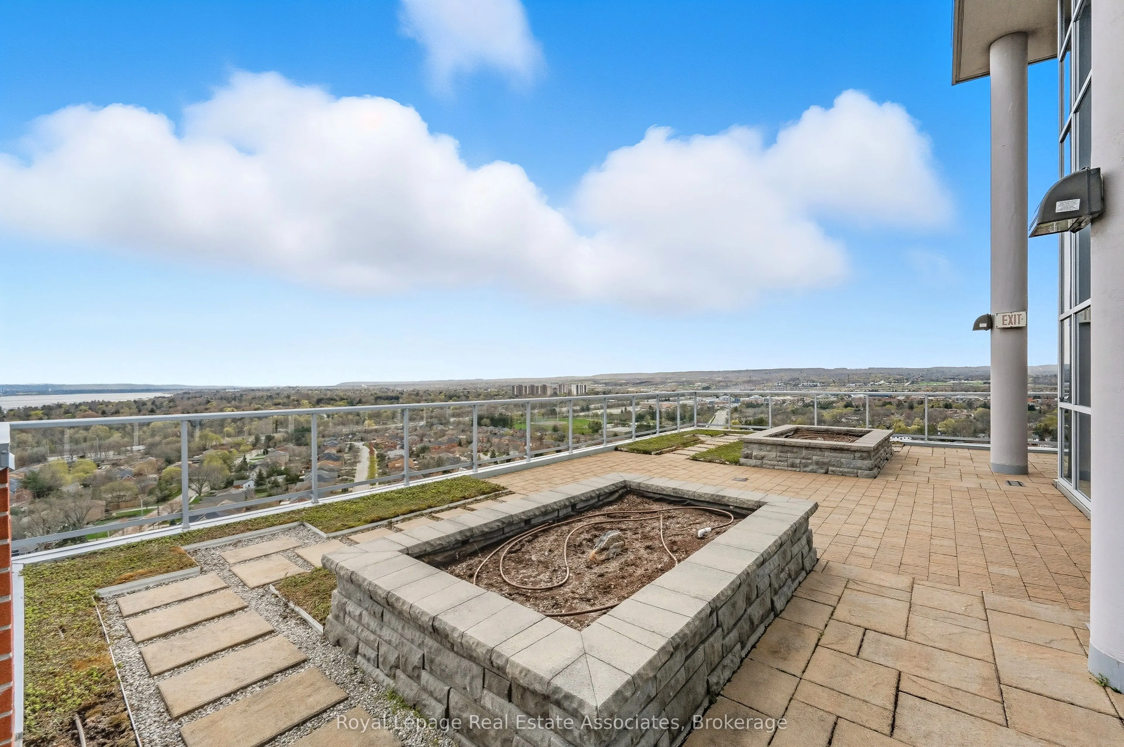 551 Maple Avenue, #1407
