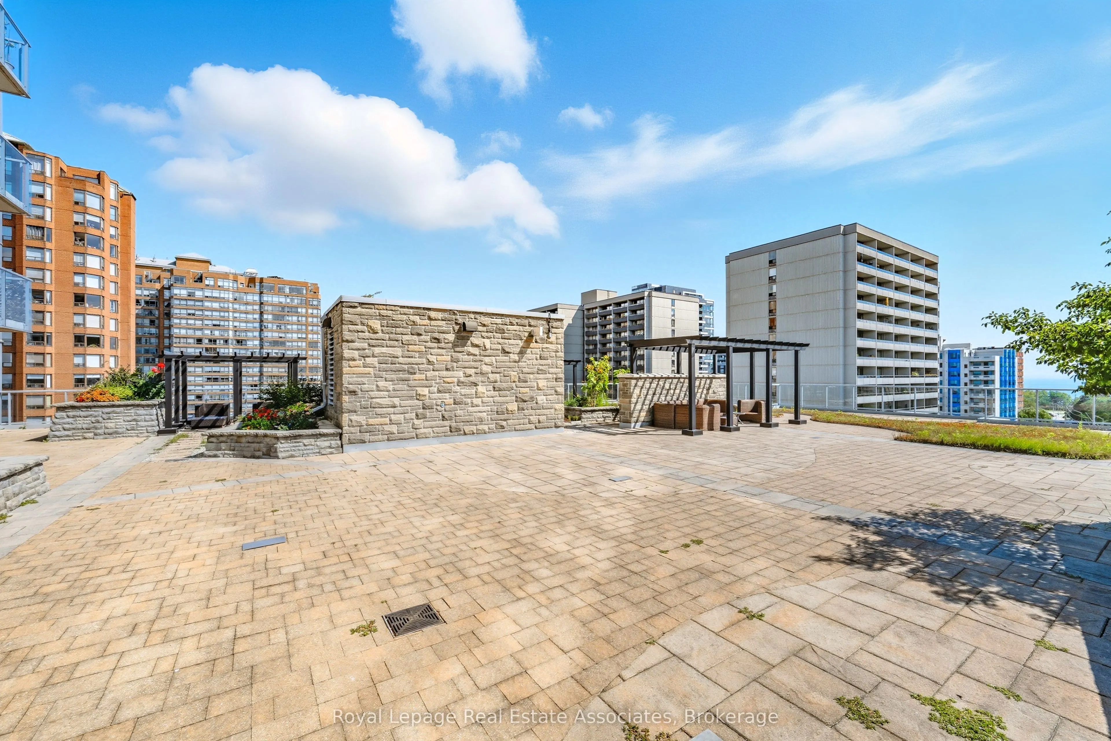 551 Maple Avenue, #1407