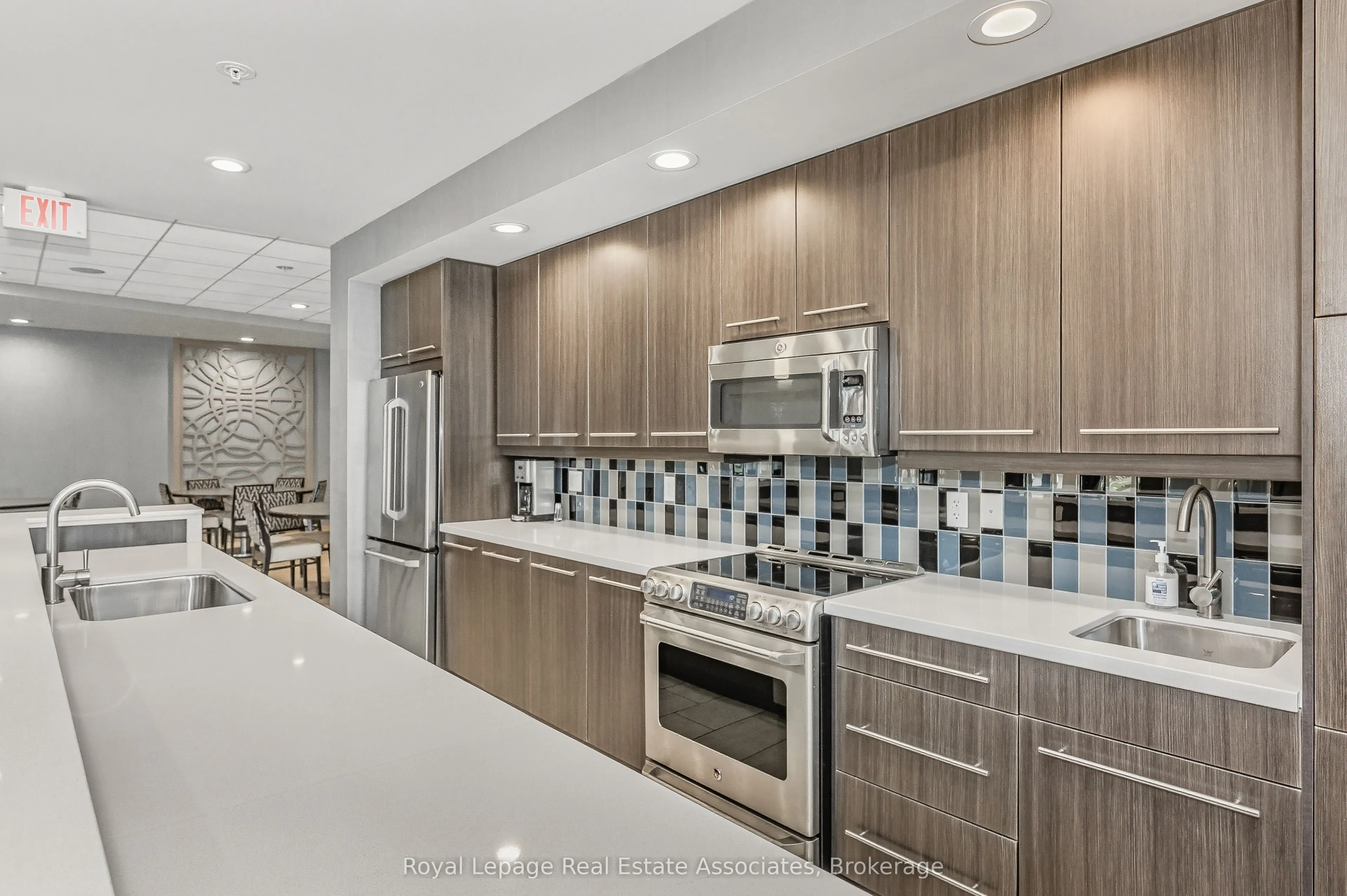 551 Maple Avenue, #1407
