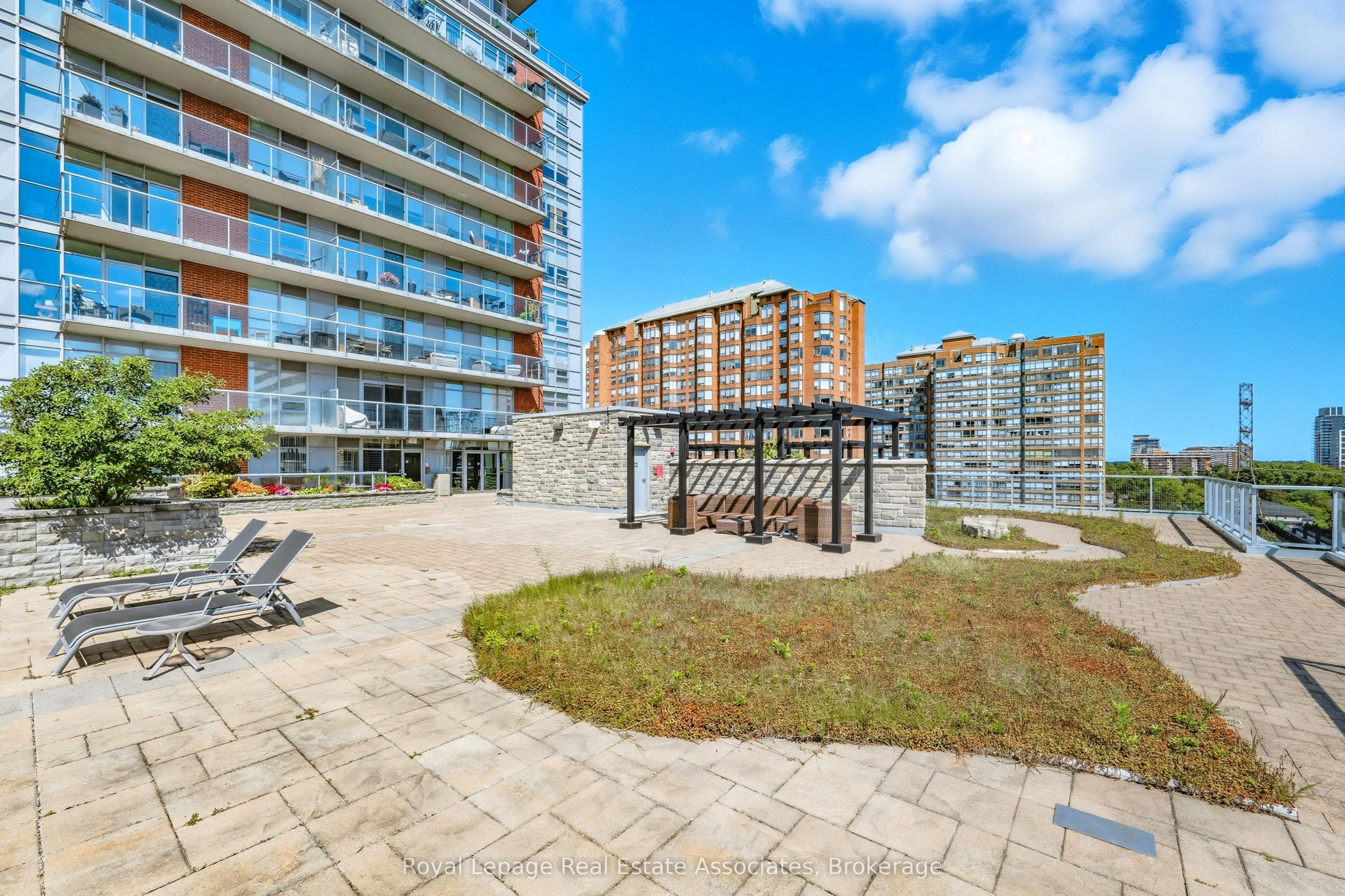 551 Maple Avenue, #1407