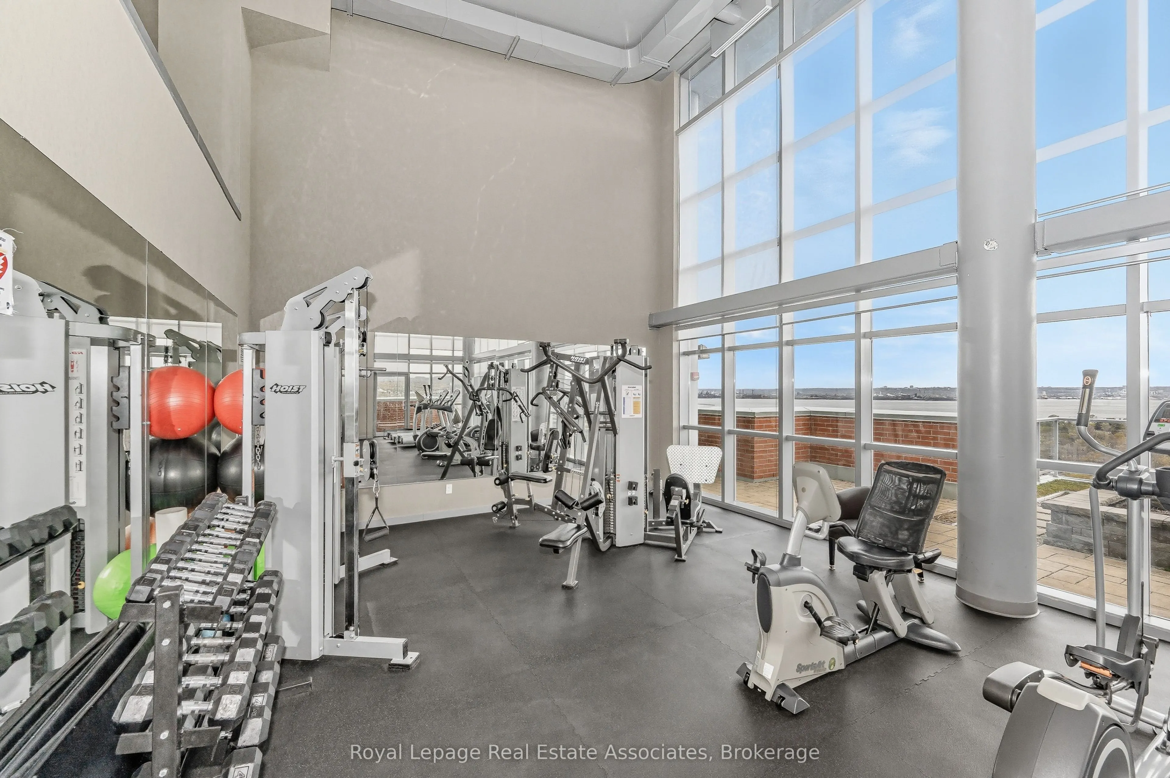 551 Maple Avenue, #1407