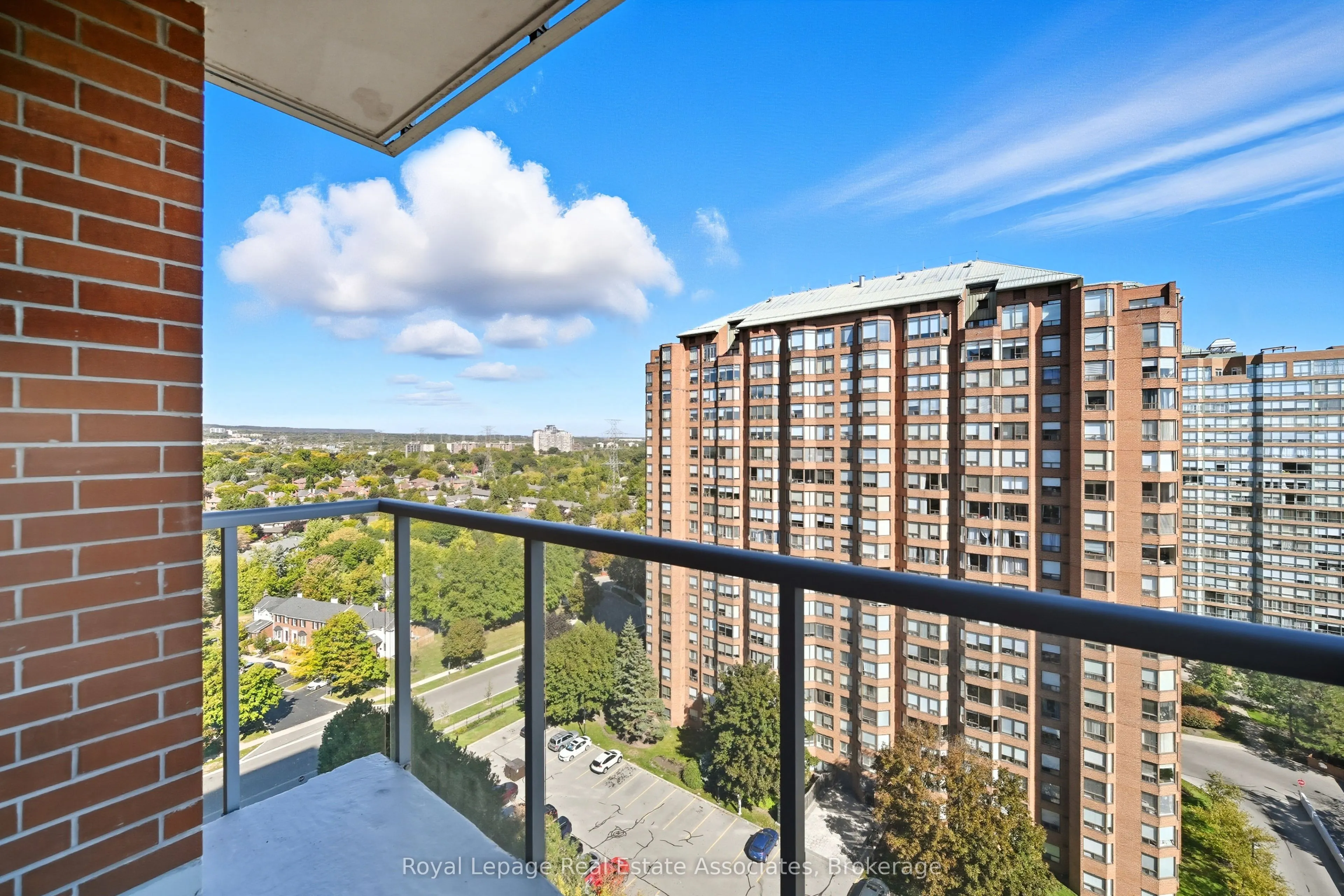 551 Maple Avenue, #1407