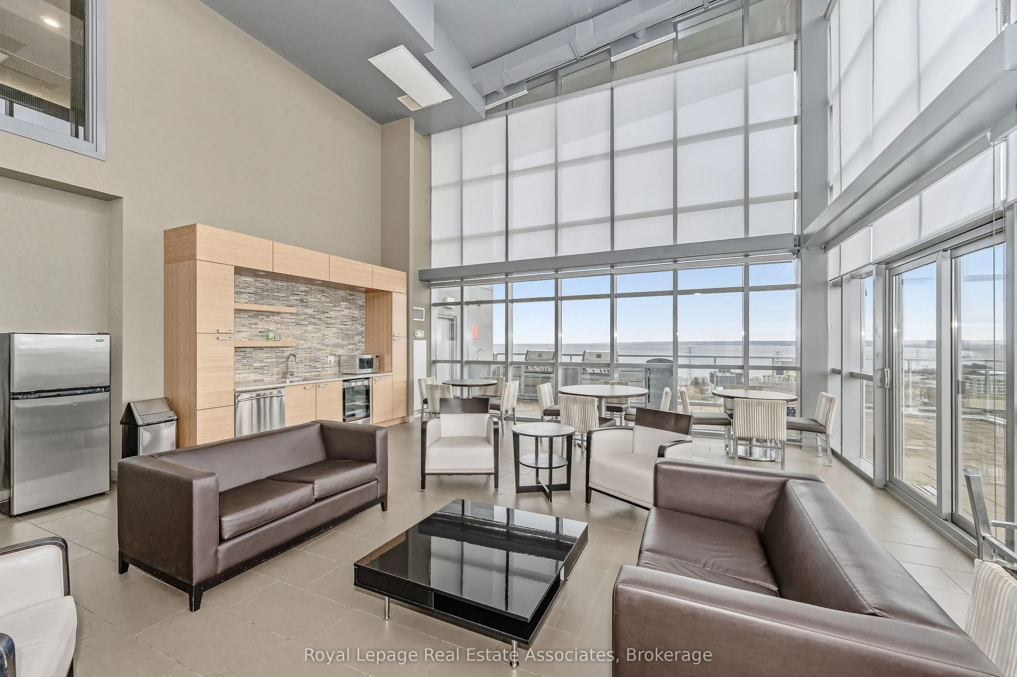 551 Maple Avenue, #1407