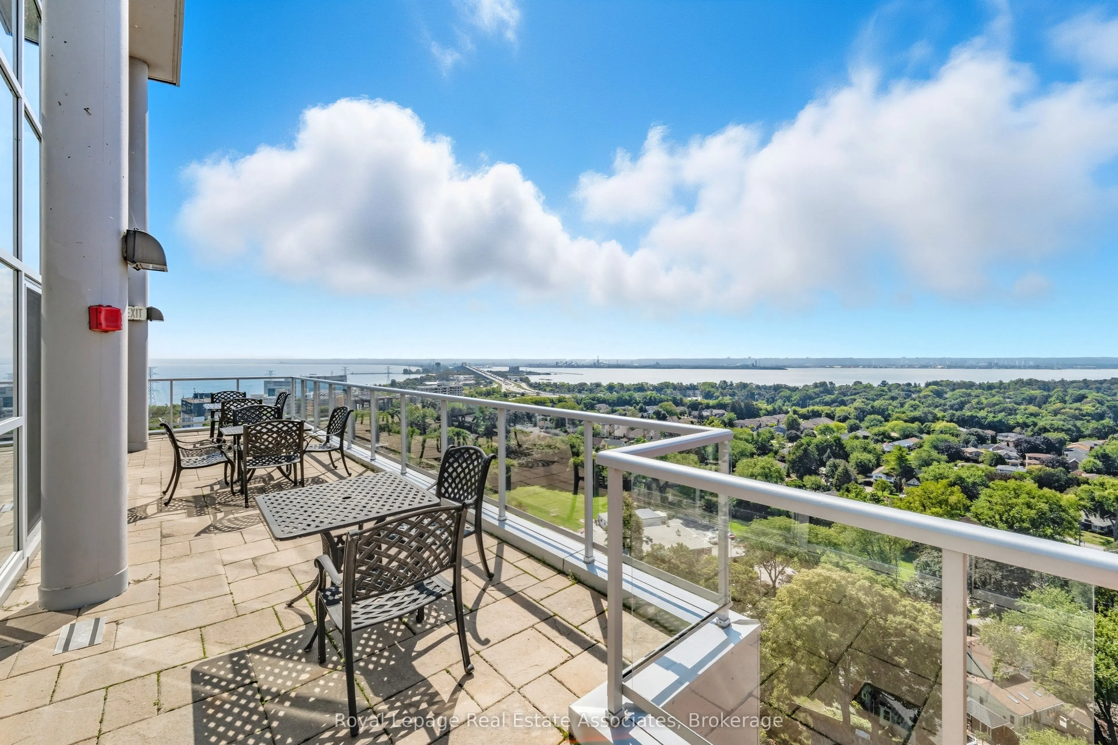 551 Maple Avenue, #1407