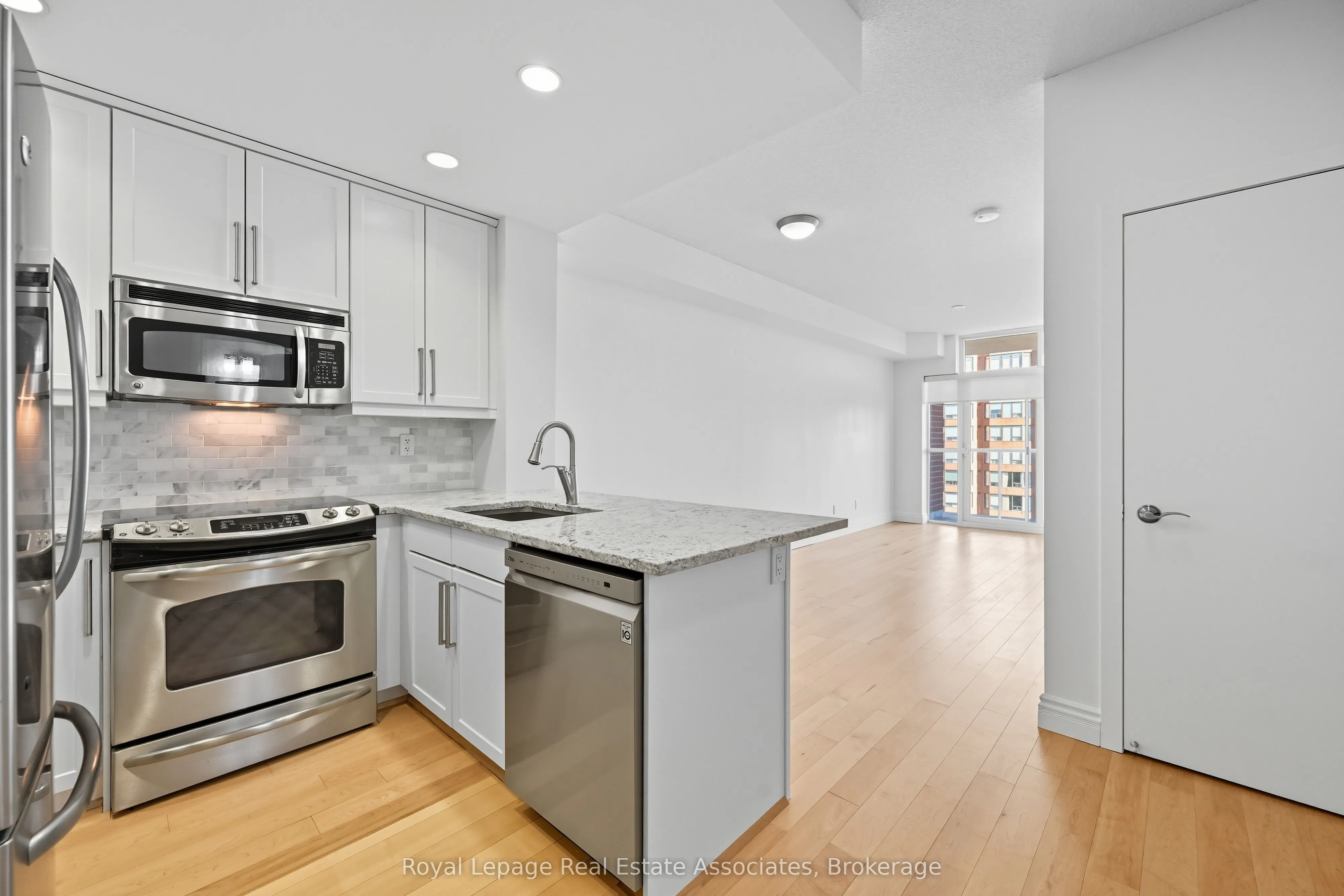 551 Maple Avenue, #1407