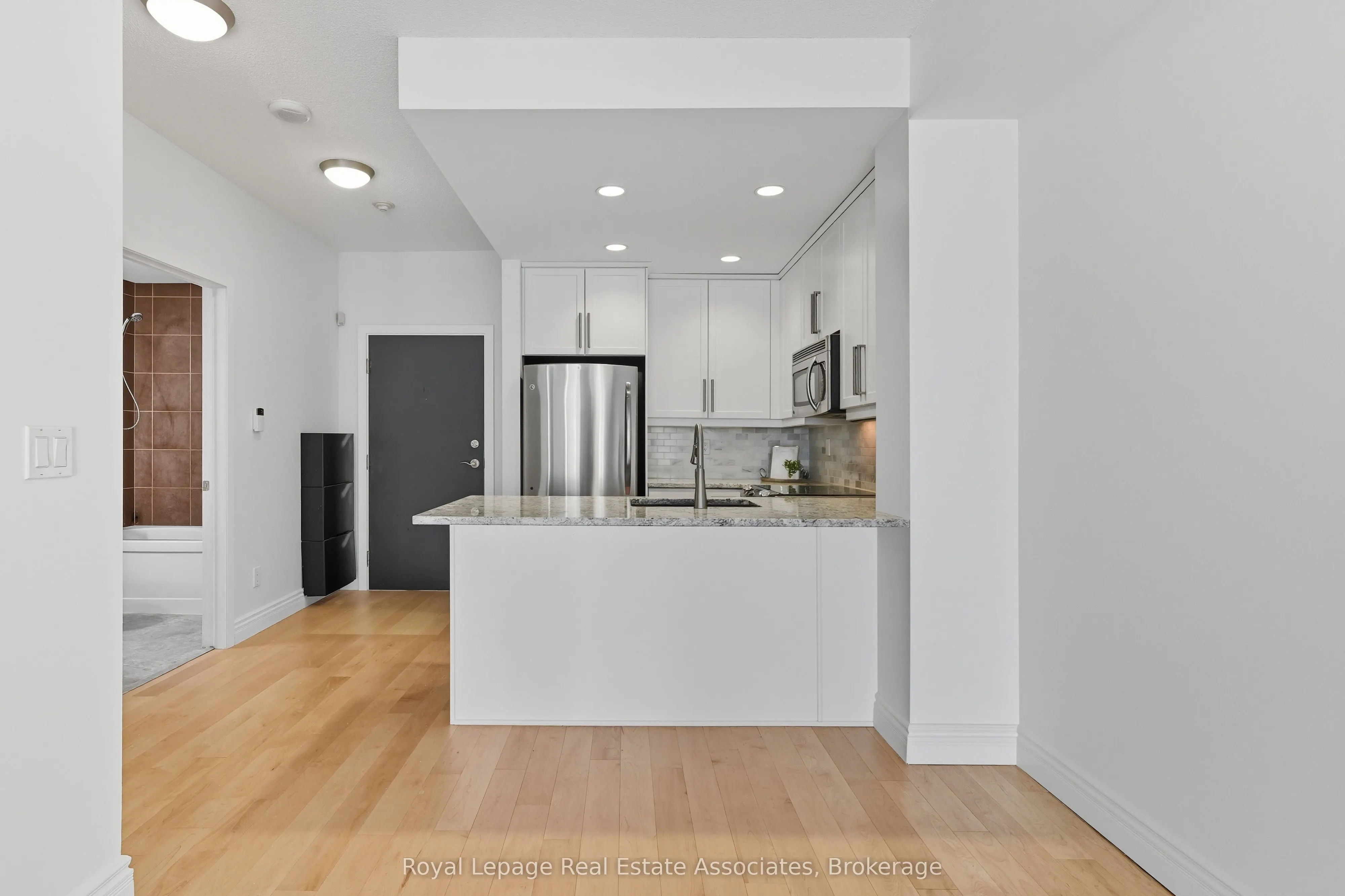 551 Maple Avenue, #1407
