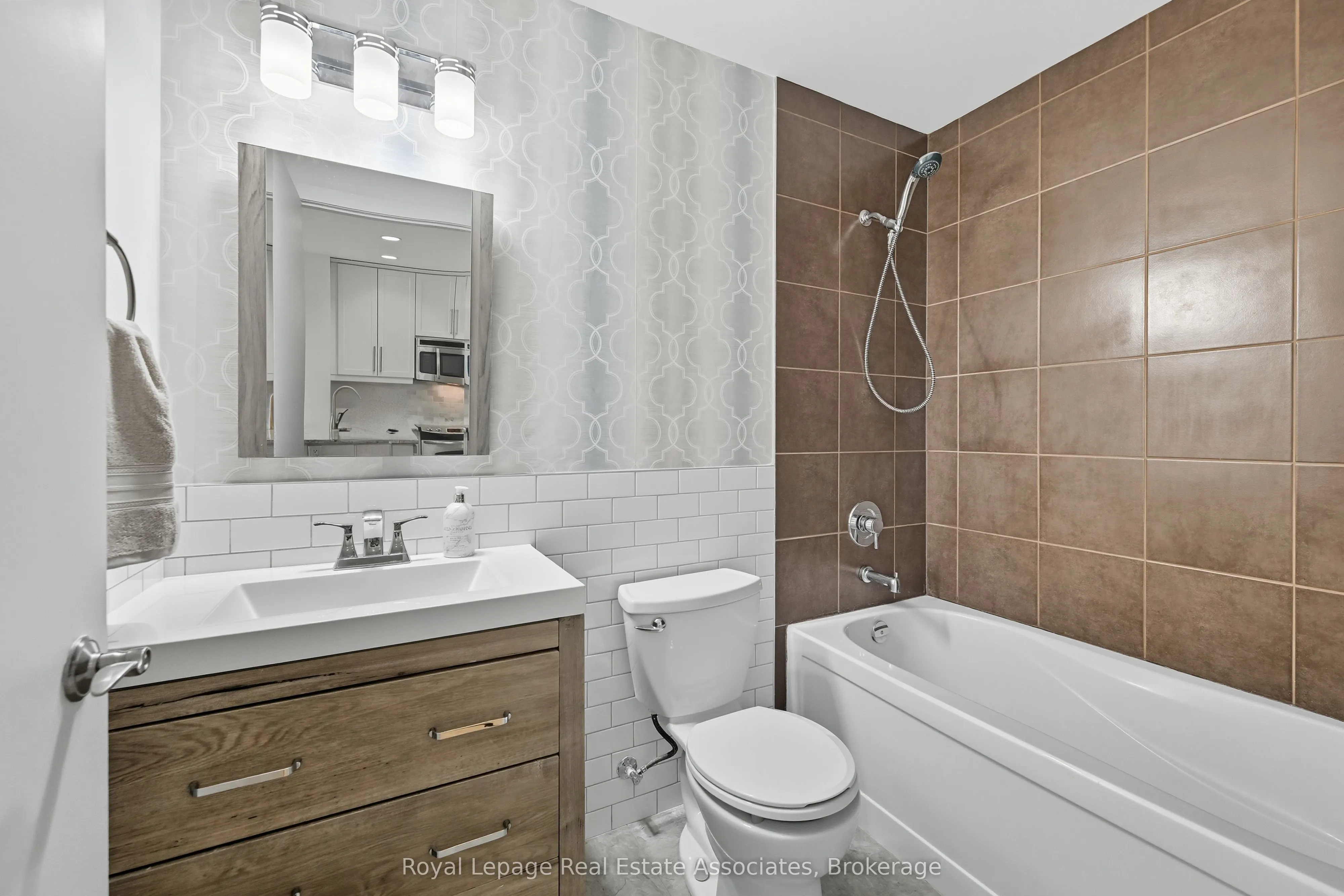 551 Maple Avenue, #1407