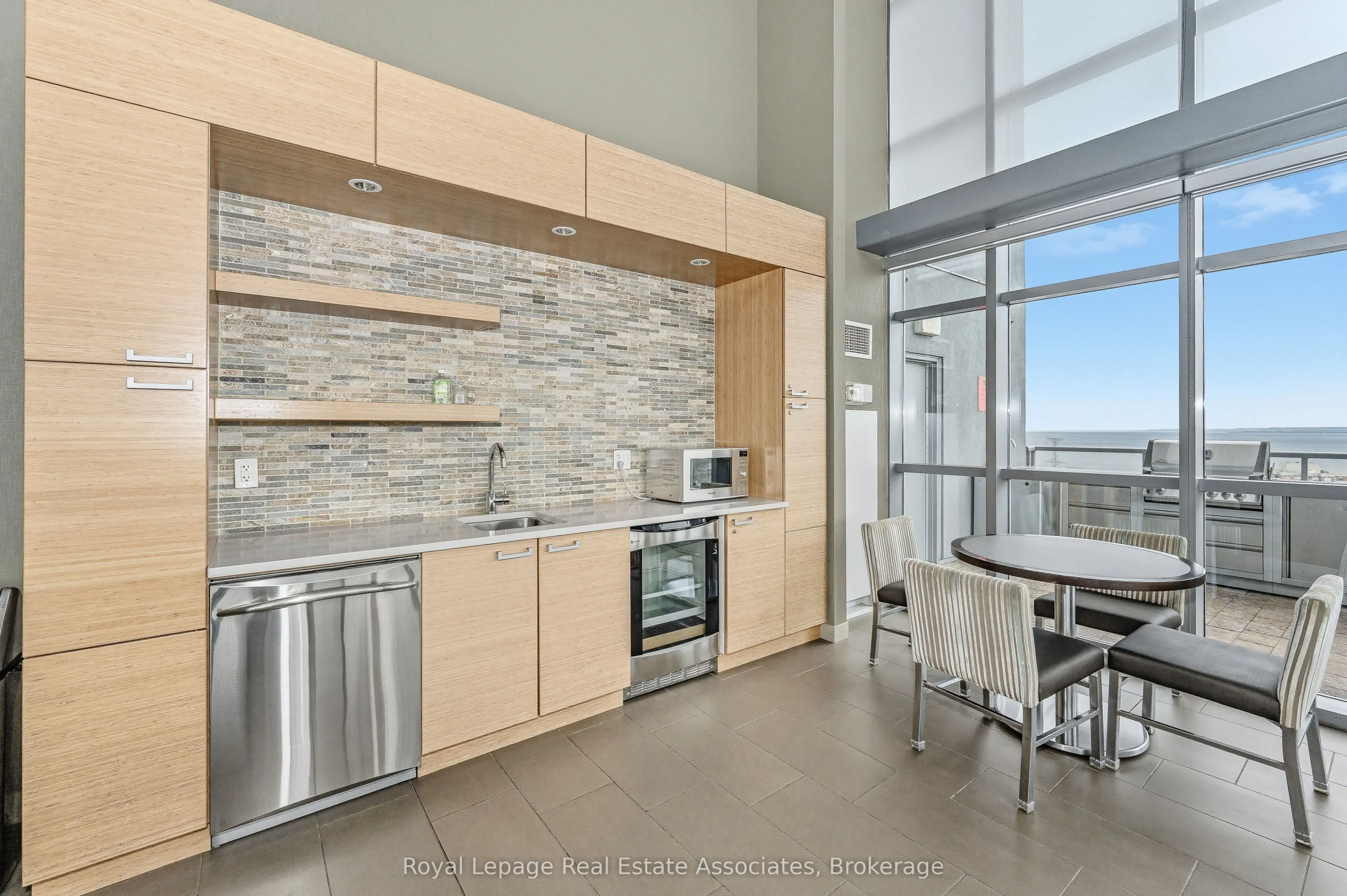 551 Maple Avenue, #1407