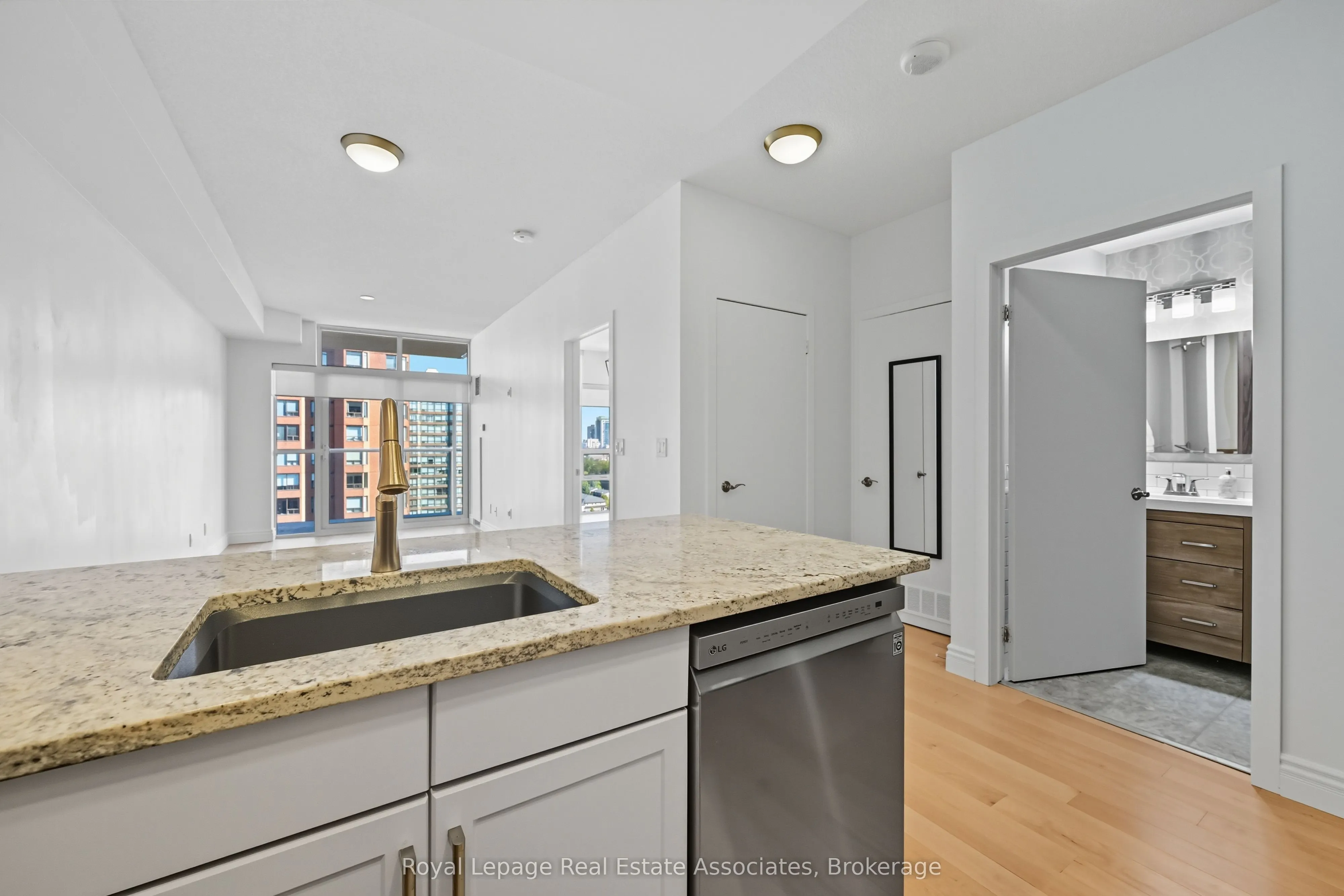 551 Maple Avenue, #1407