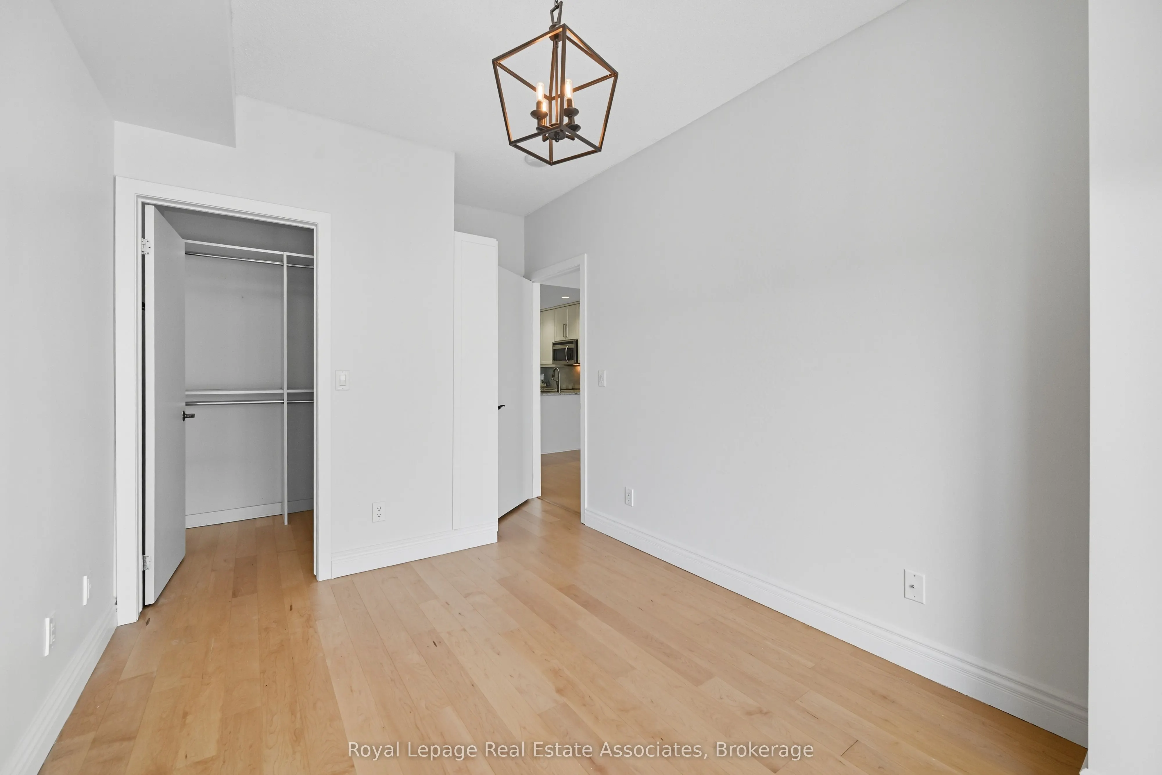 551 Maple Avenue, #1407
