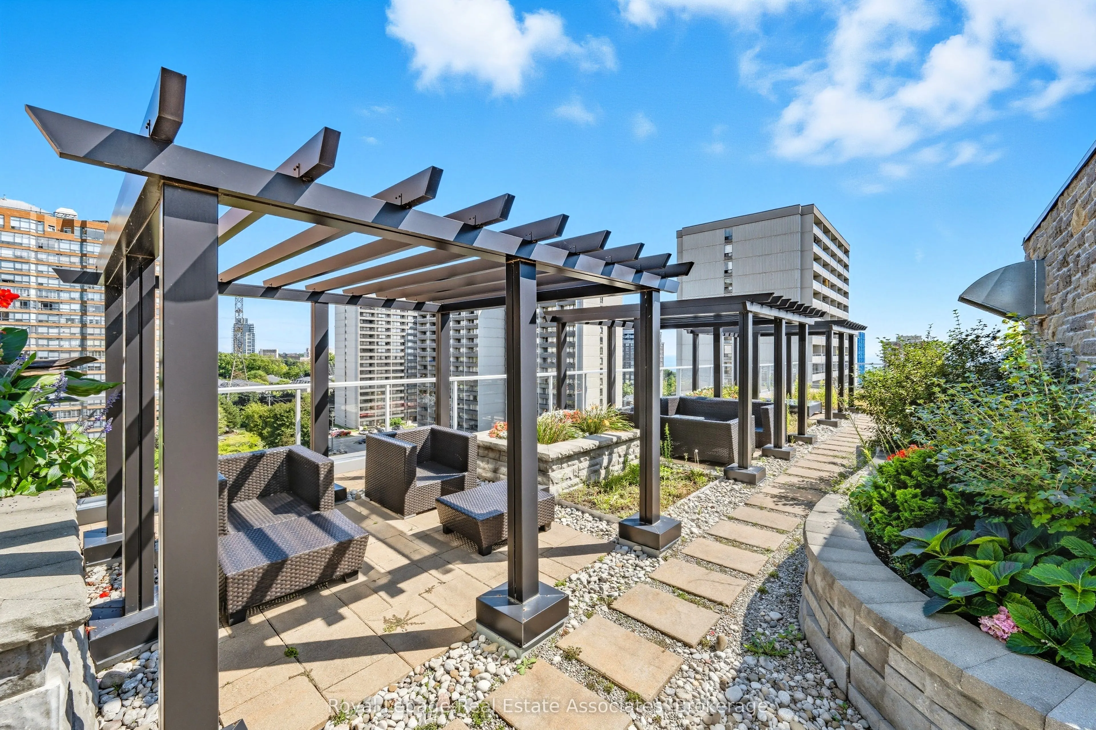 551 Maple Avenue, #1407