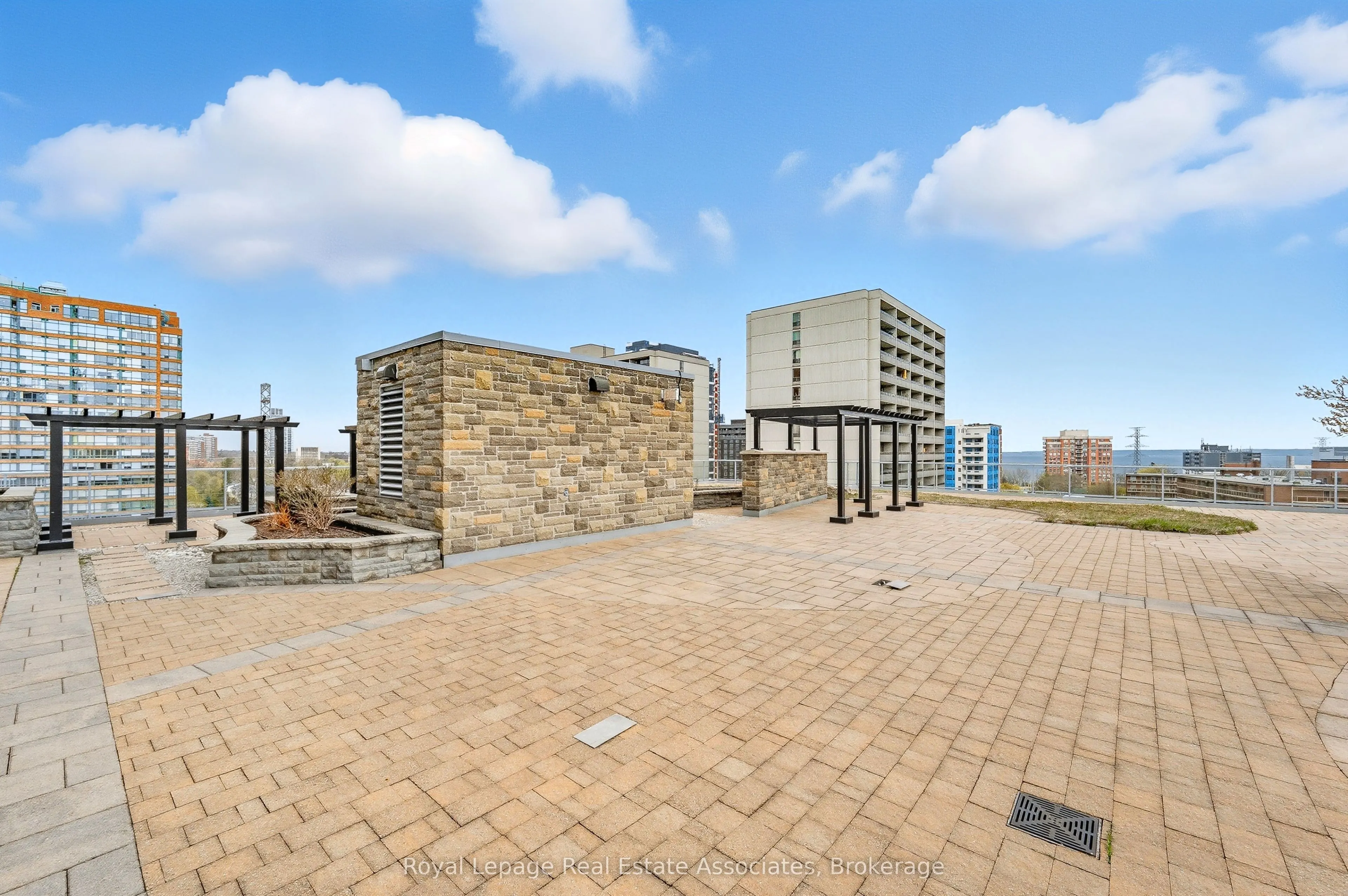 551 Maple Avenue, #1407