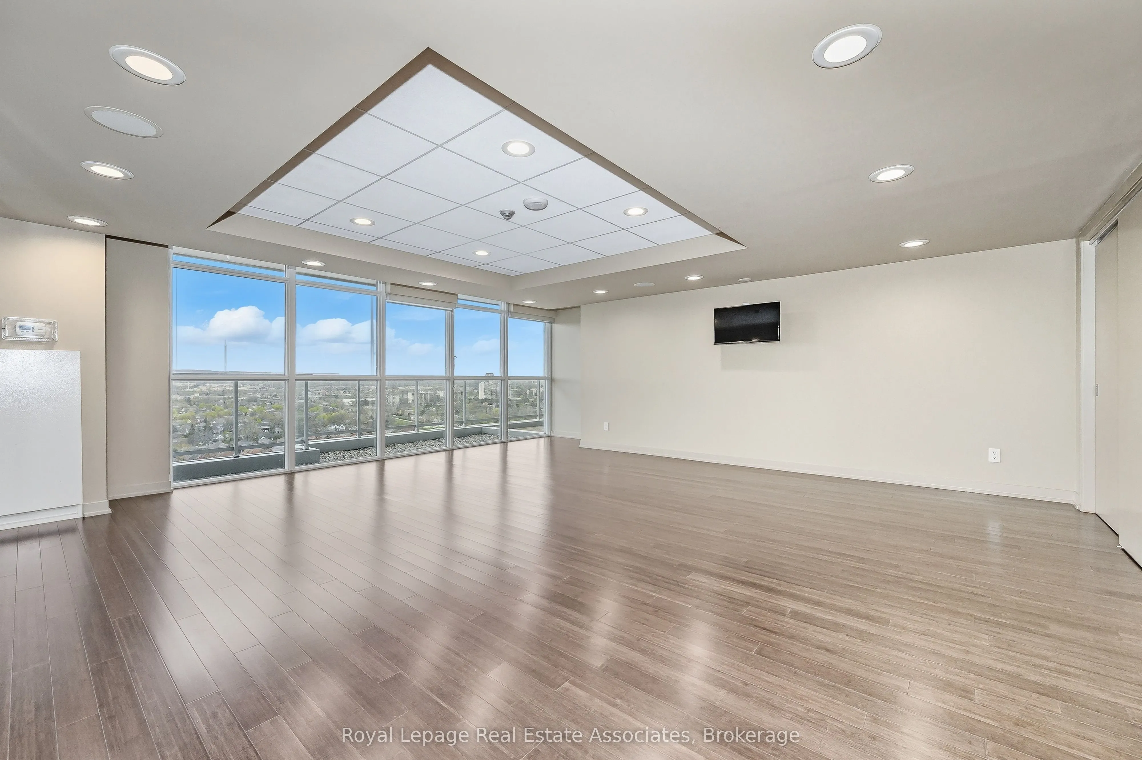 551 Maple Avenue, #1407