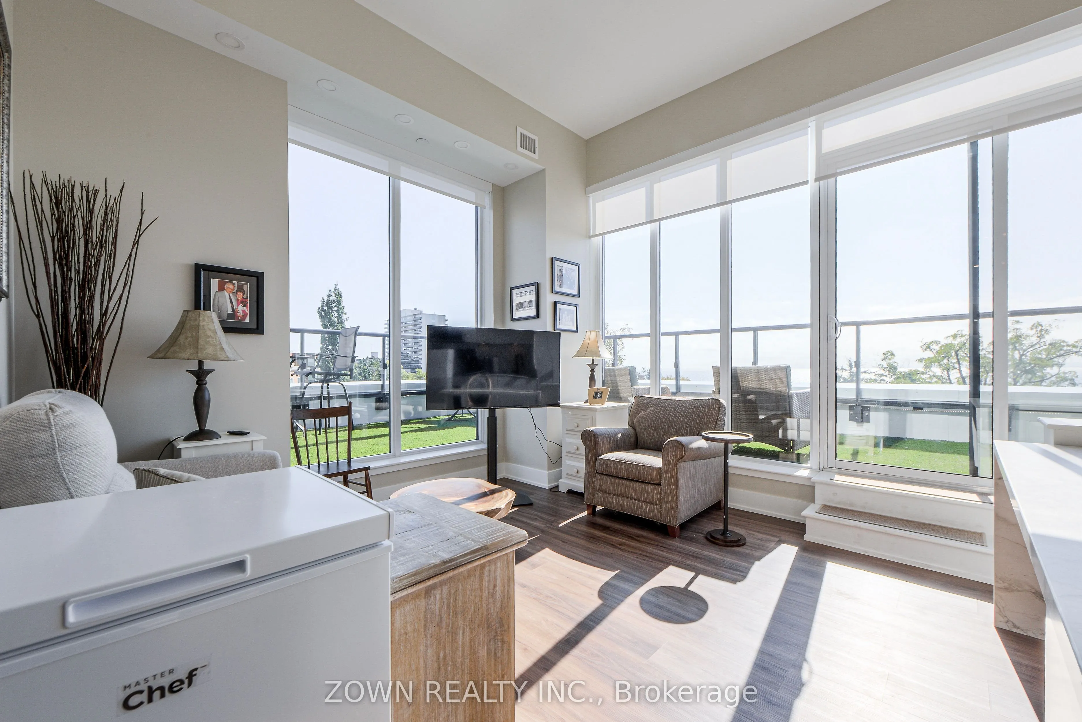 370 Martha Street, #403
