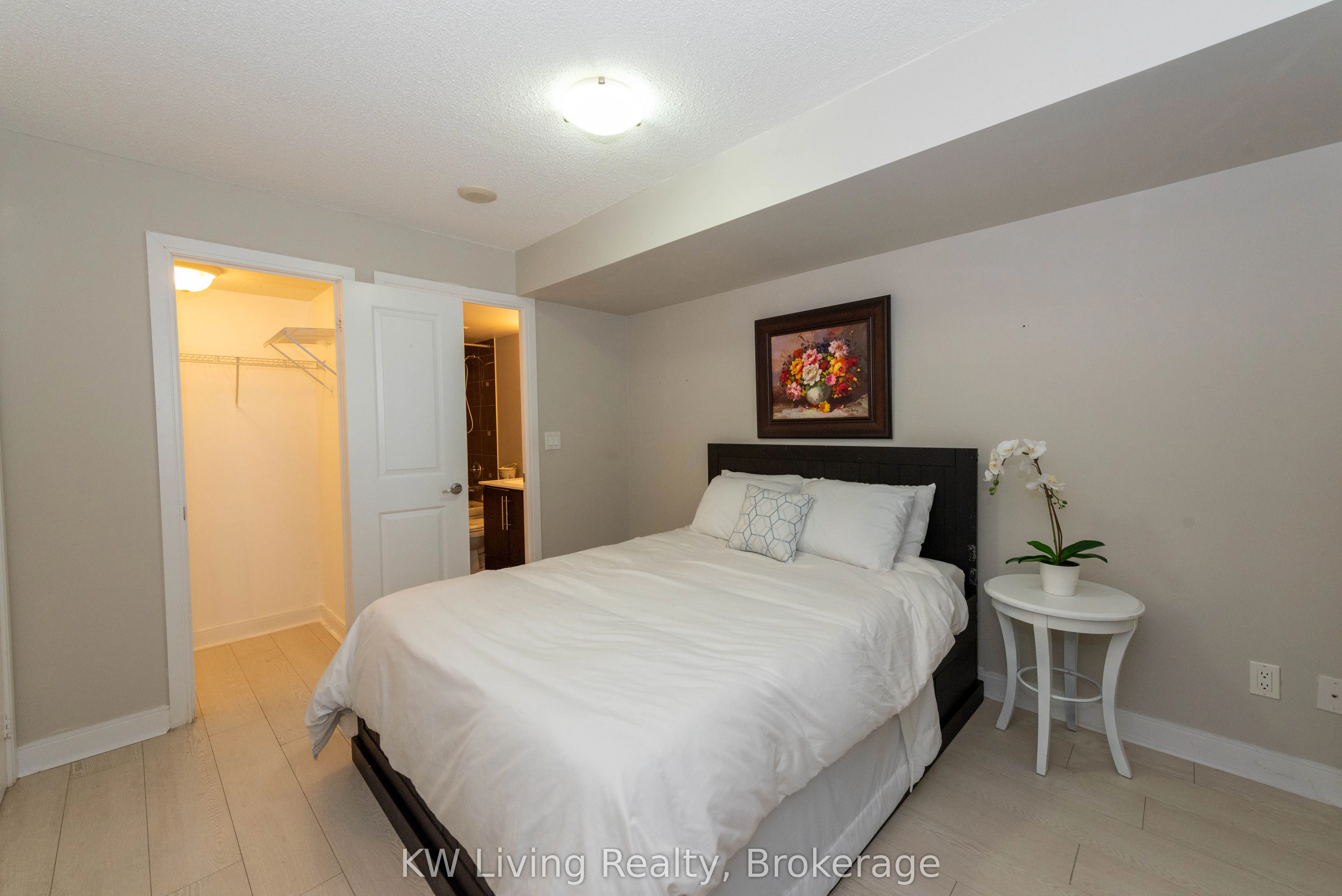 330 Burnhamthorpe Road W, #1008