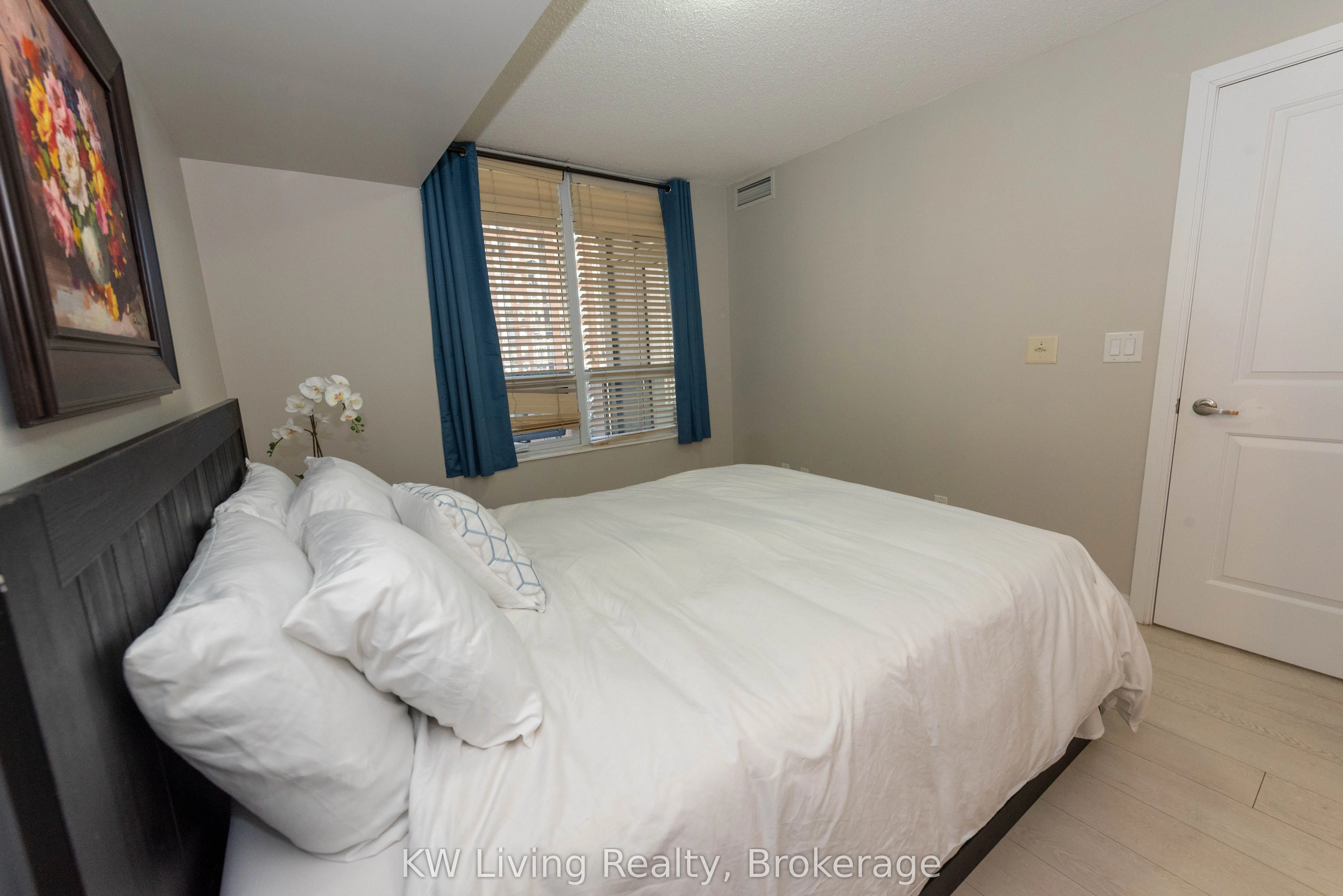 330 Burnhamthorpe Road W, #1008