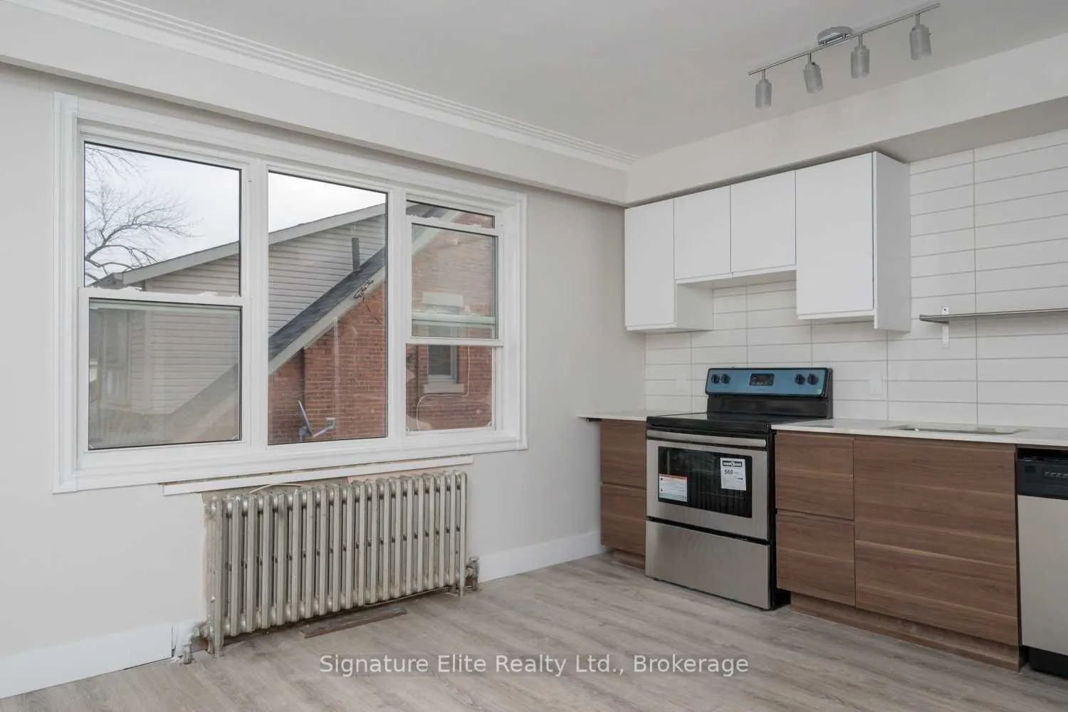 112 Alder Crescent, #302