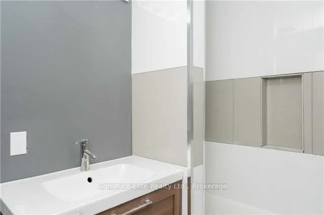 112 Alder Crescent, #302