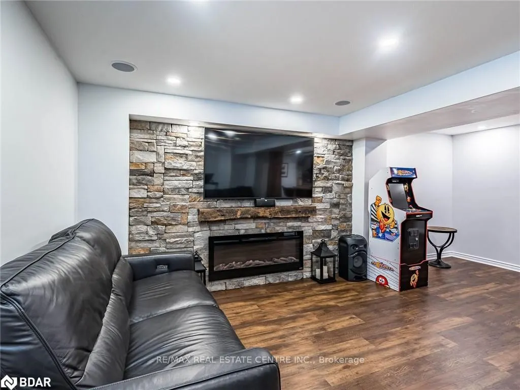 137 Mowat Crescent