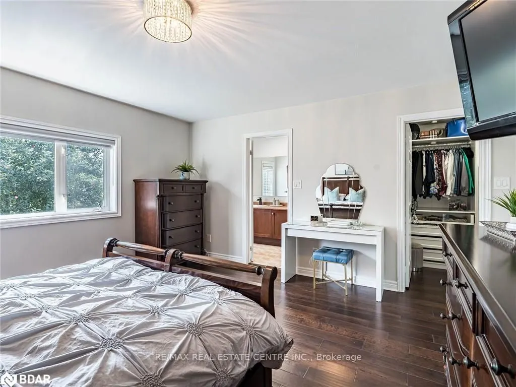 137 Mowat Crescent