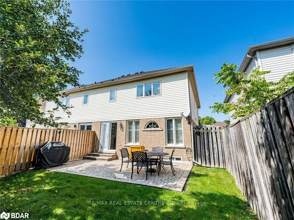 137 Mowat Crescent