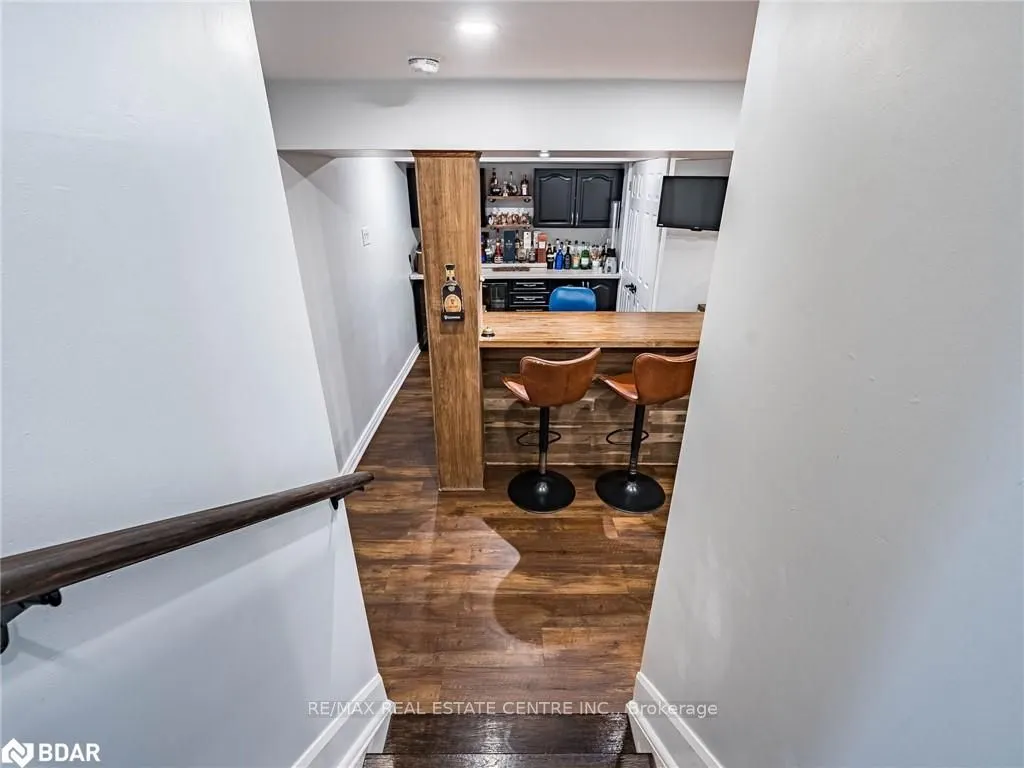 137 Mowat Crescent